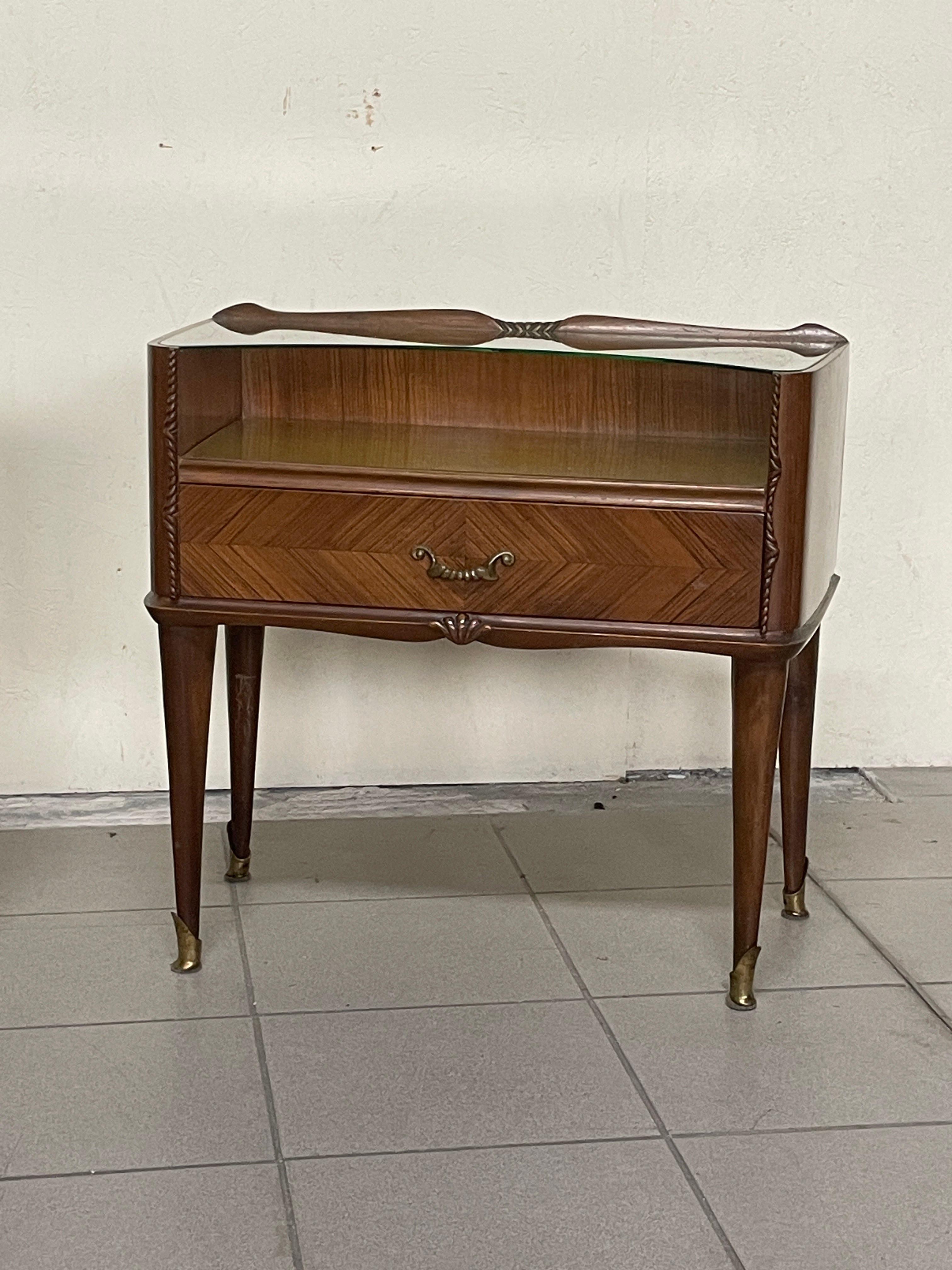 Paire de tables de chevet des années 1950 en bois, verre et laiton en vente 11