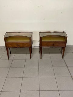 Ein Paar Nachttische aus Holz, Glas und Messing aus den 1950er Jahren
