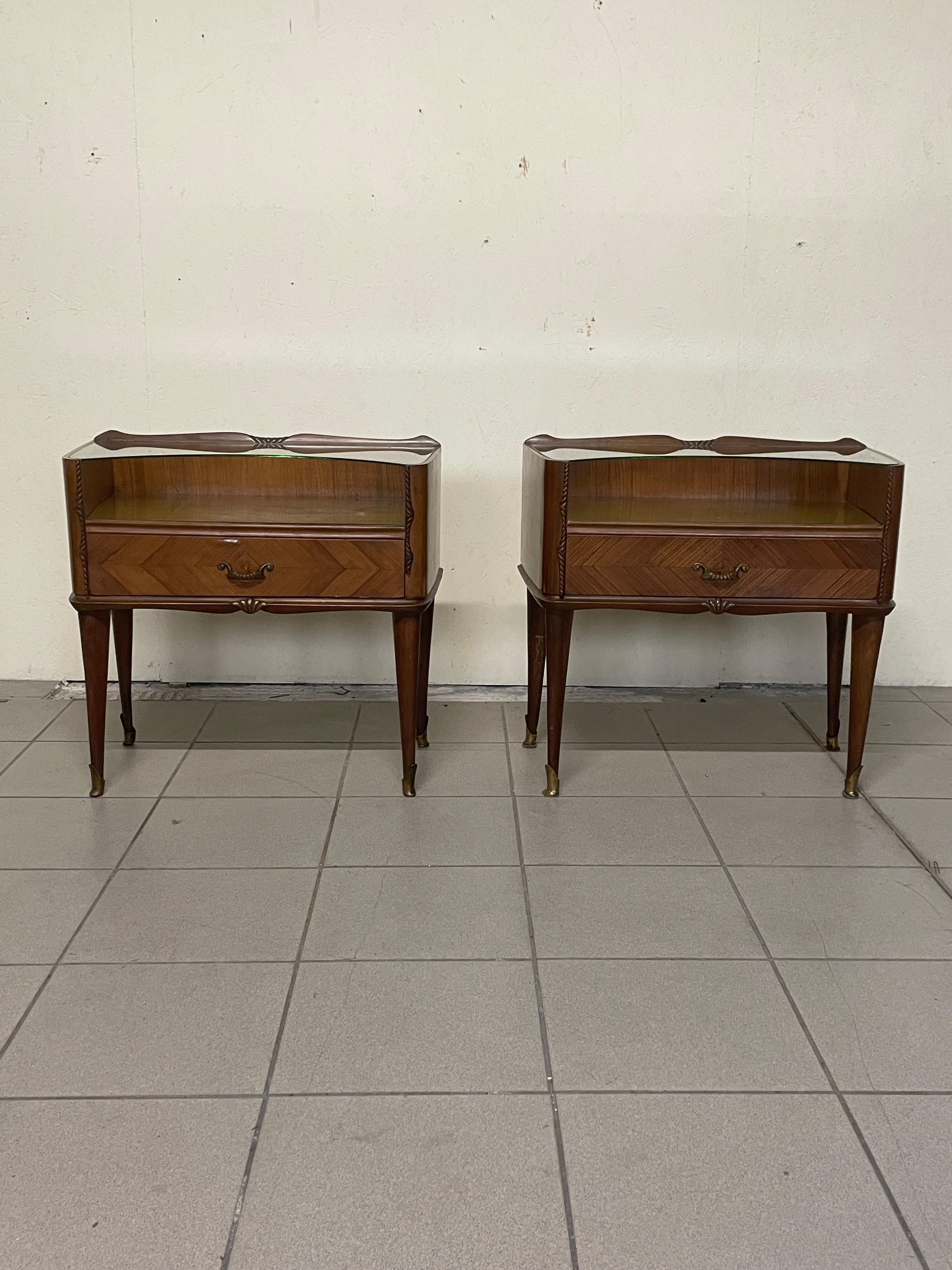 Mid-Century Modern Paire de tables de chevet des années 1950 en bois, verre et laiton en vente