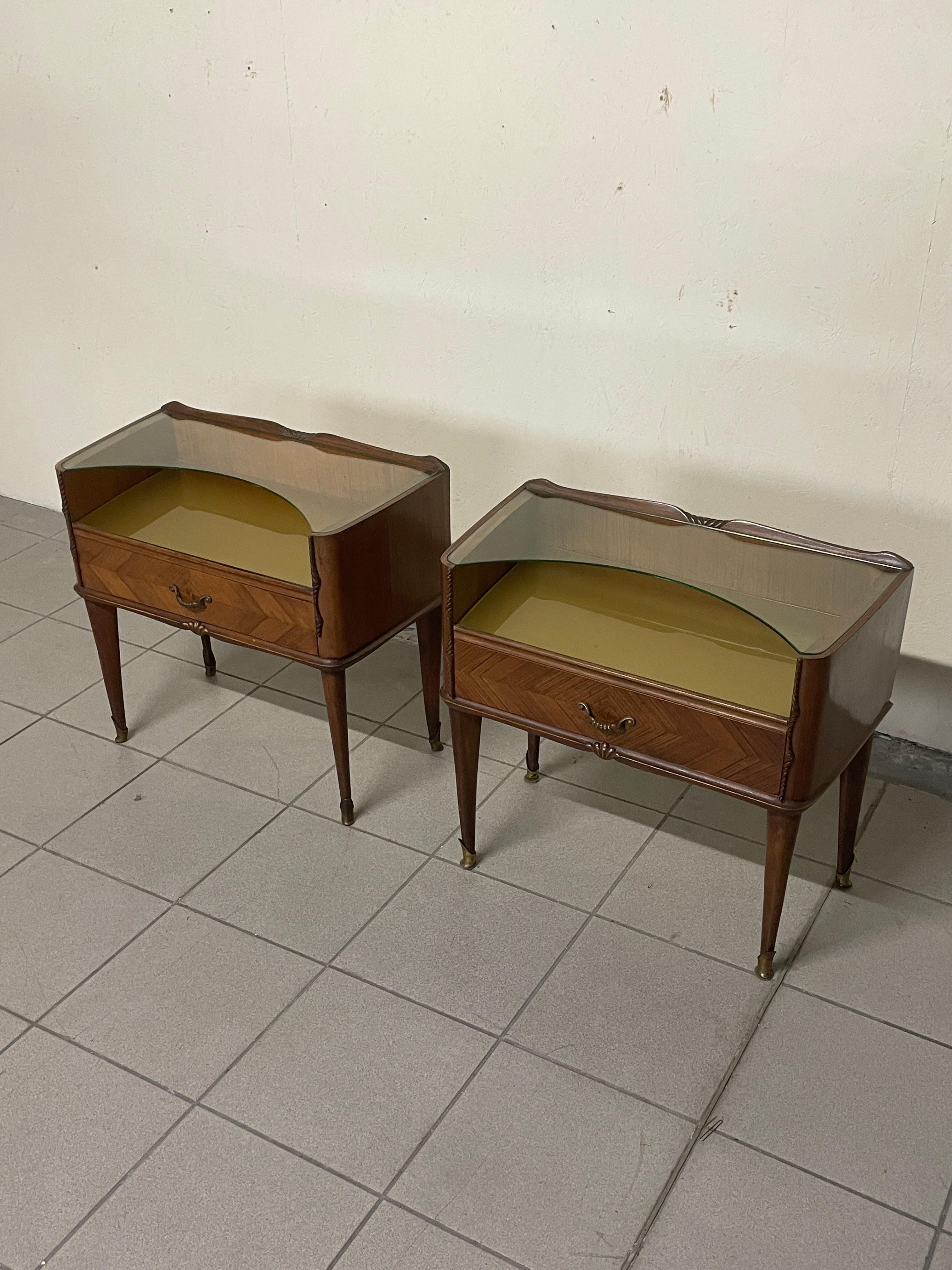 Italian Paire de tables de chevet des années 1950 en bois, verre et laiton en vente