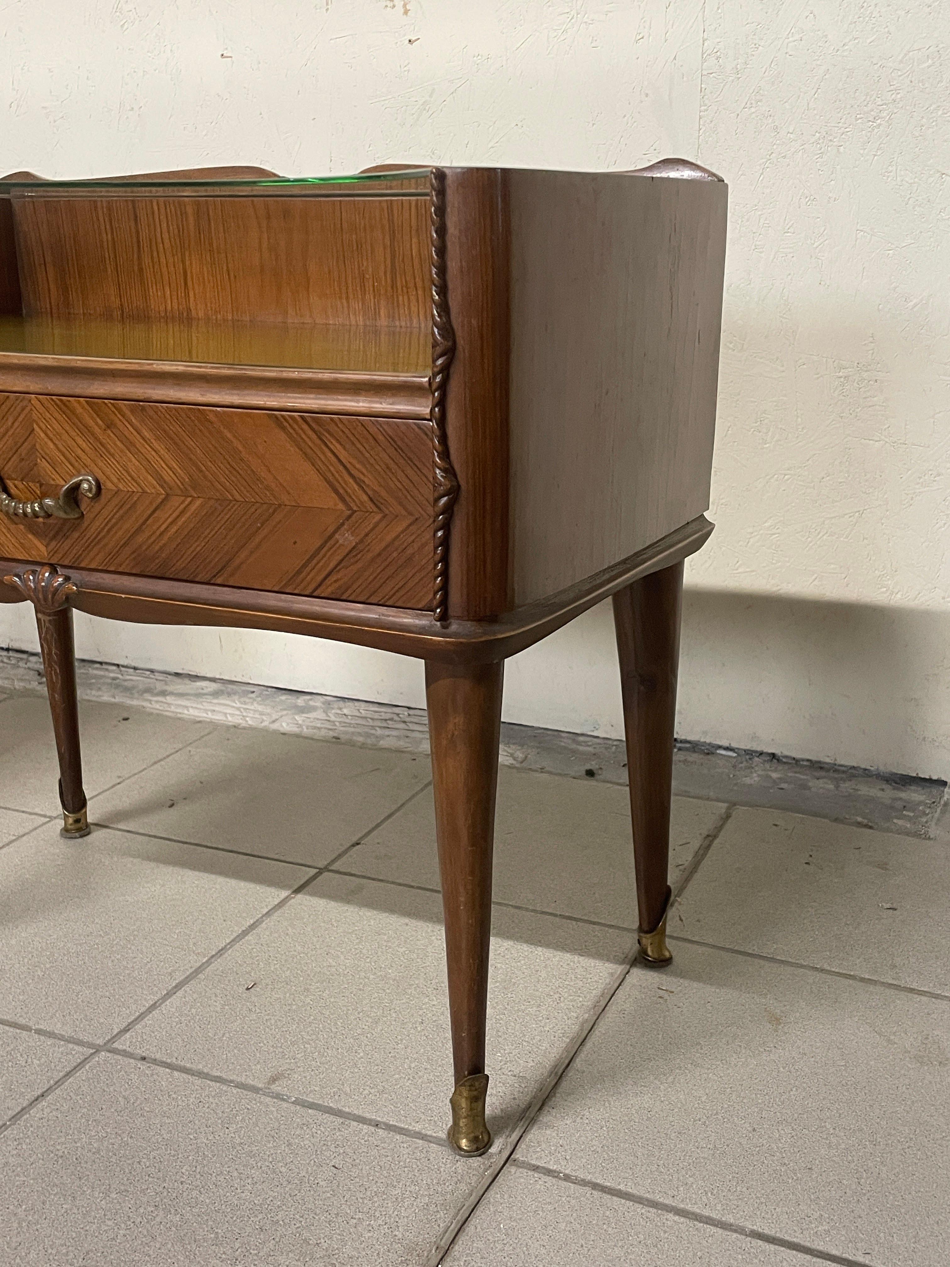 Paire de tables de chevet des années 1950 en bois, verre et laiton Bon état - En vente à SAN PIETRO MOSEZZO, NO
