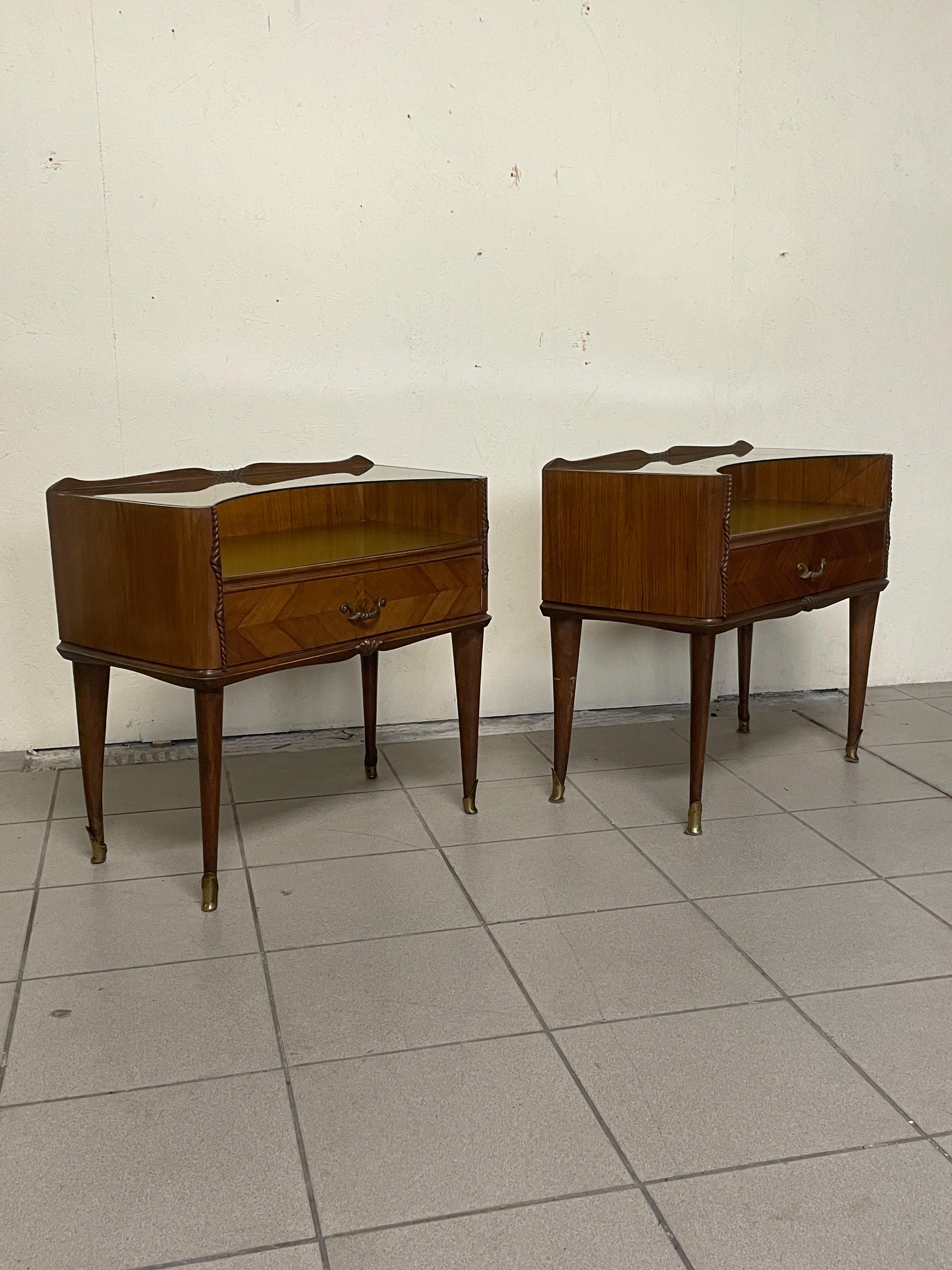 Mid-20th Century Paire de tables de chevet des années 1950 en bois, verre et laiton en vente