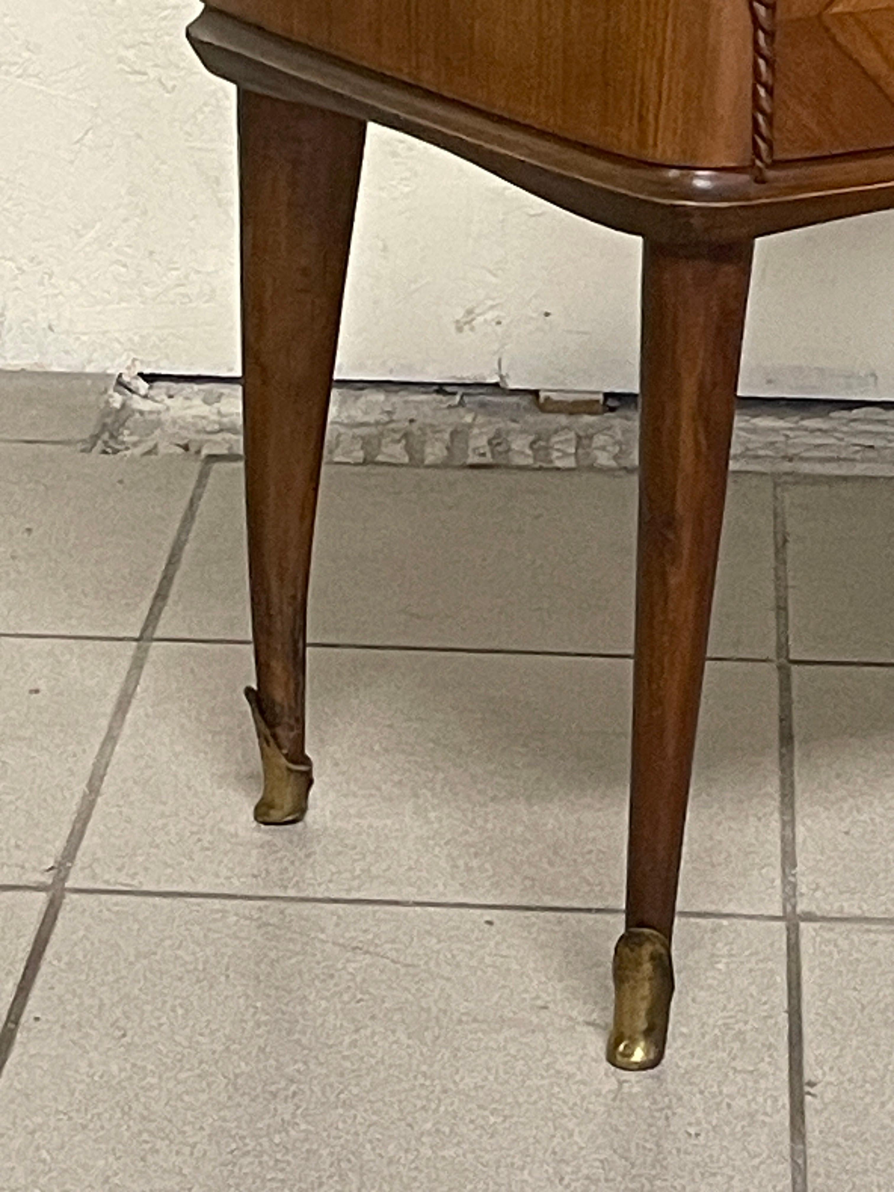 Laiton Paire de tables de chevet des années 1950 en bois, verre et laiton en vente