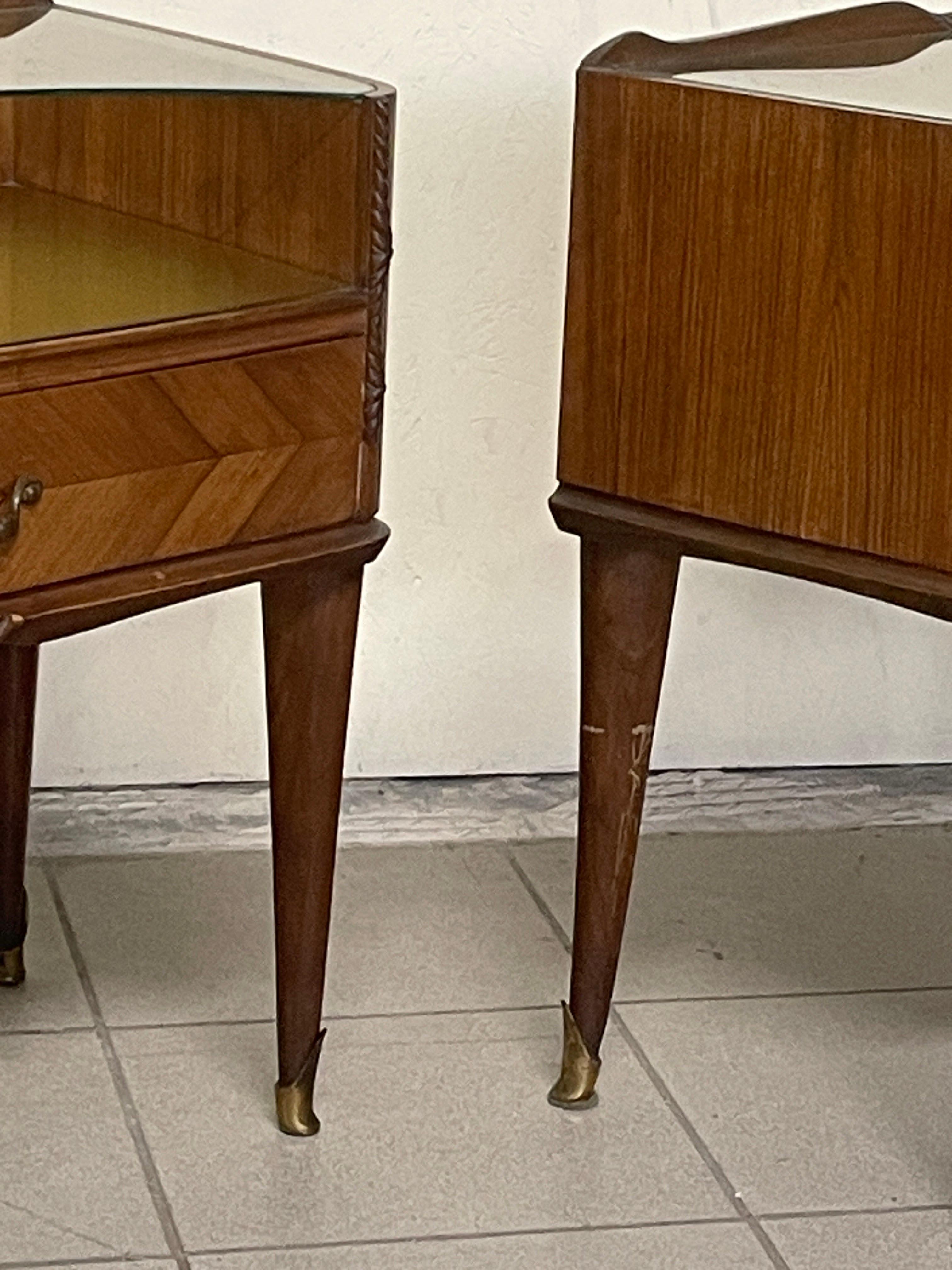 Paire de tables de chevet des années 1950 en bois, verre et laiton en vente 1