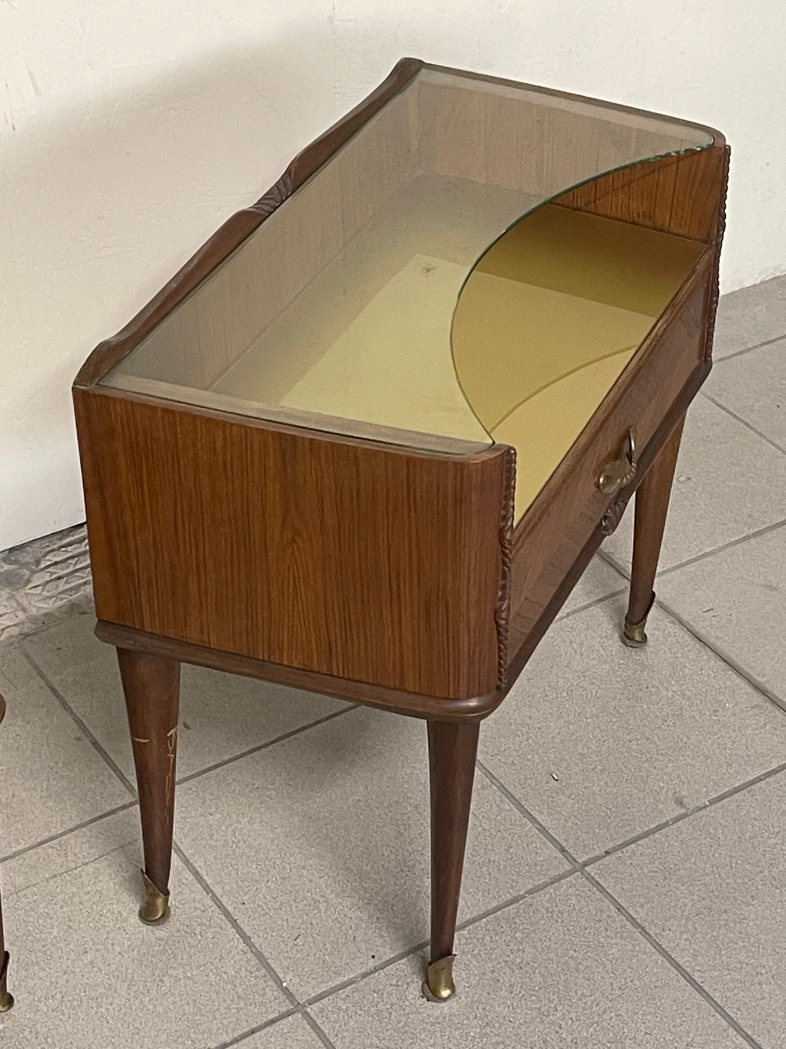 Paire de tables de chevet des années 1950 en bois, verre et laiton en vente 2