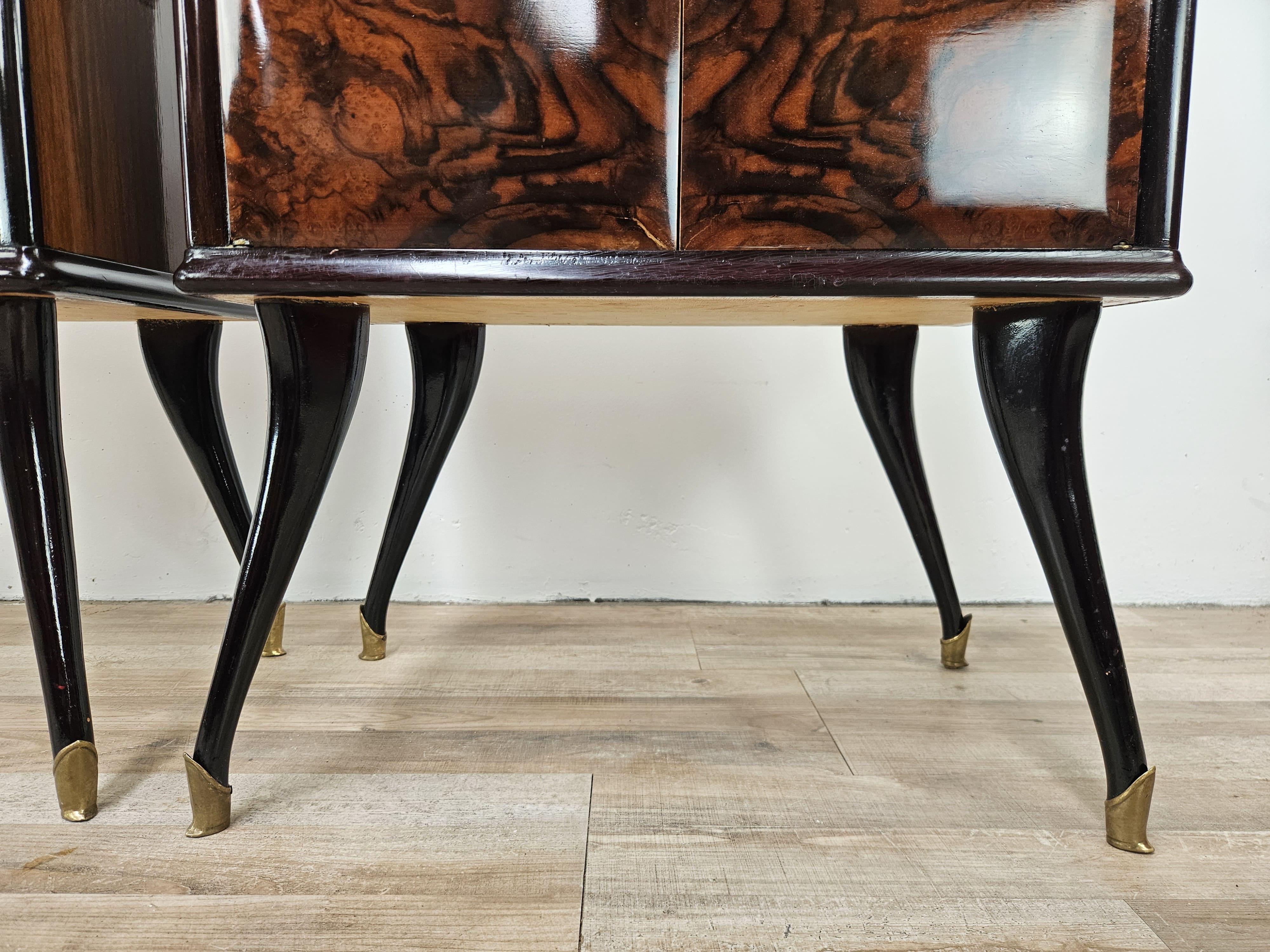 Pair of 1950s bedside tables in mahogany burl with brass handles For Sale 3