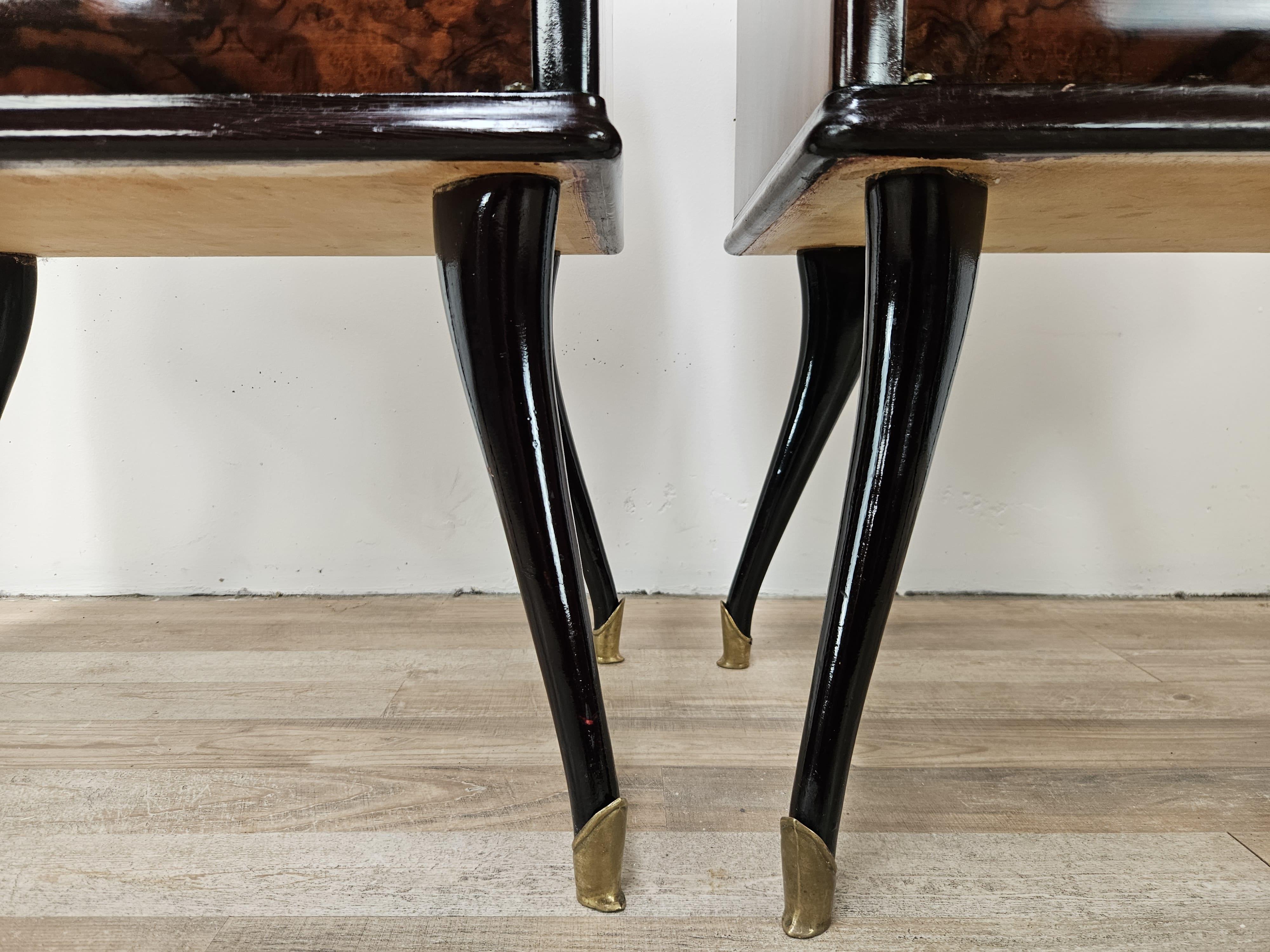 Pair of 1950s bedside tables in mahogany burl with brass handles For Sale 6