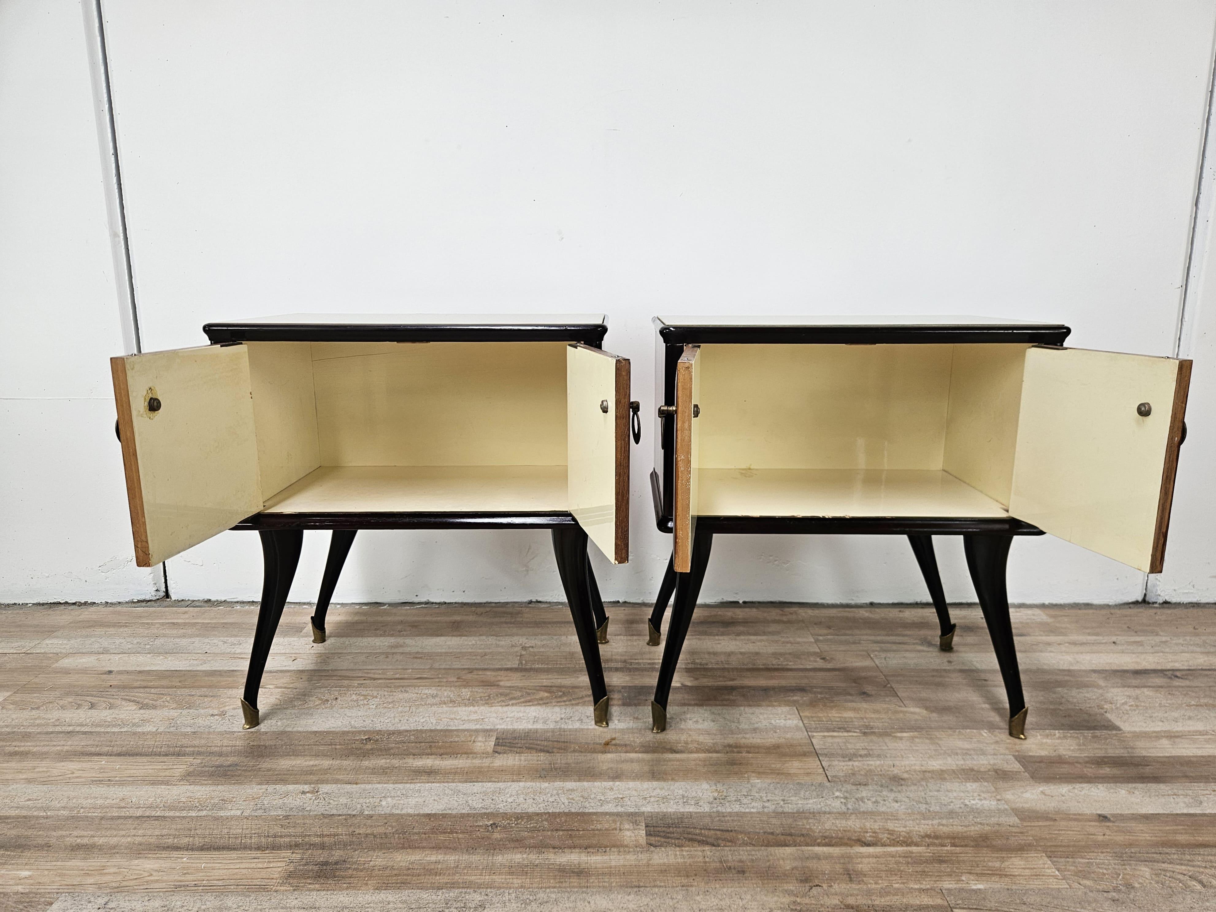 Pair of 1950s bedside tables in mahogany burl with brass handles For Sale 7