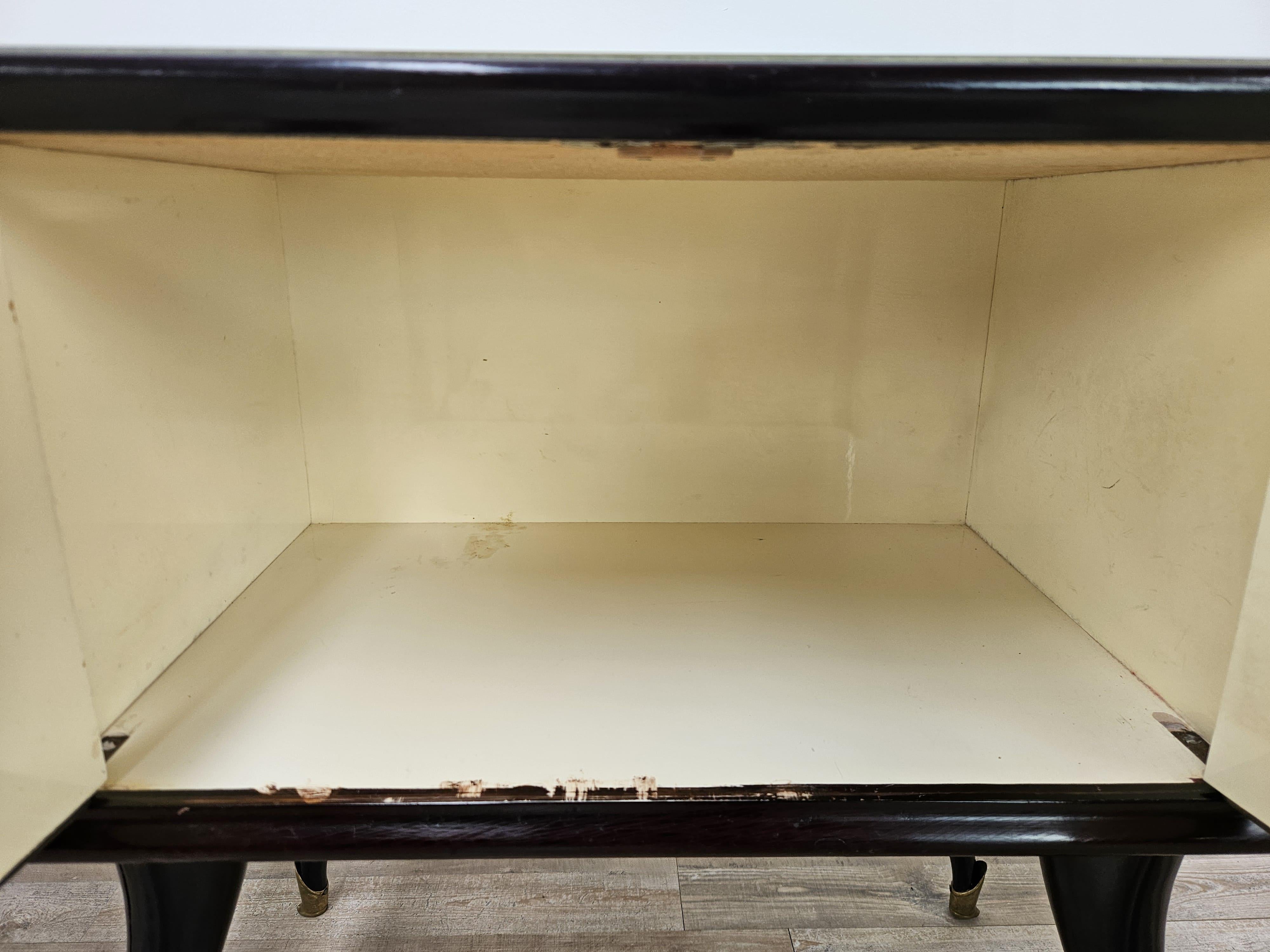 Pair of 1950s bedside tables in mahogany burl with brass handles For Sale 9