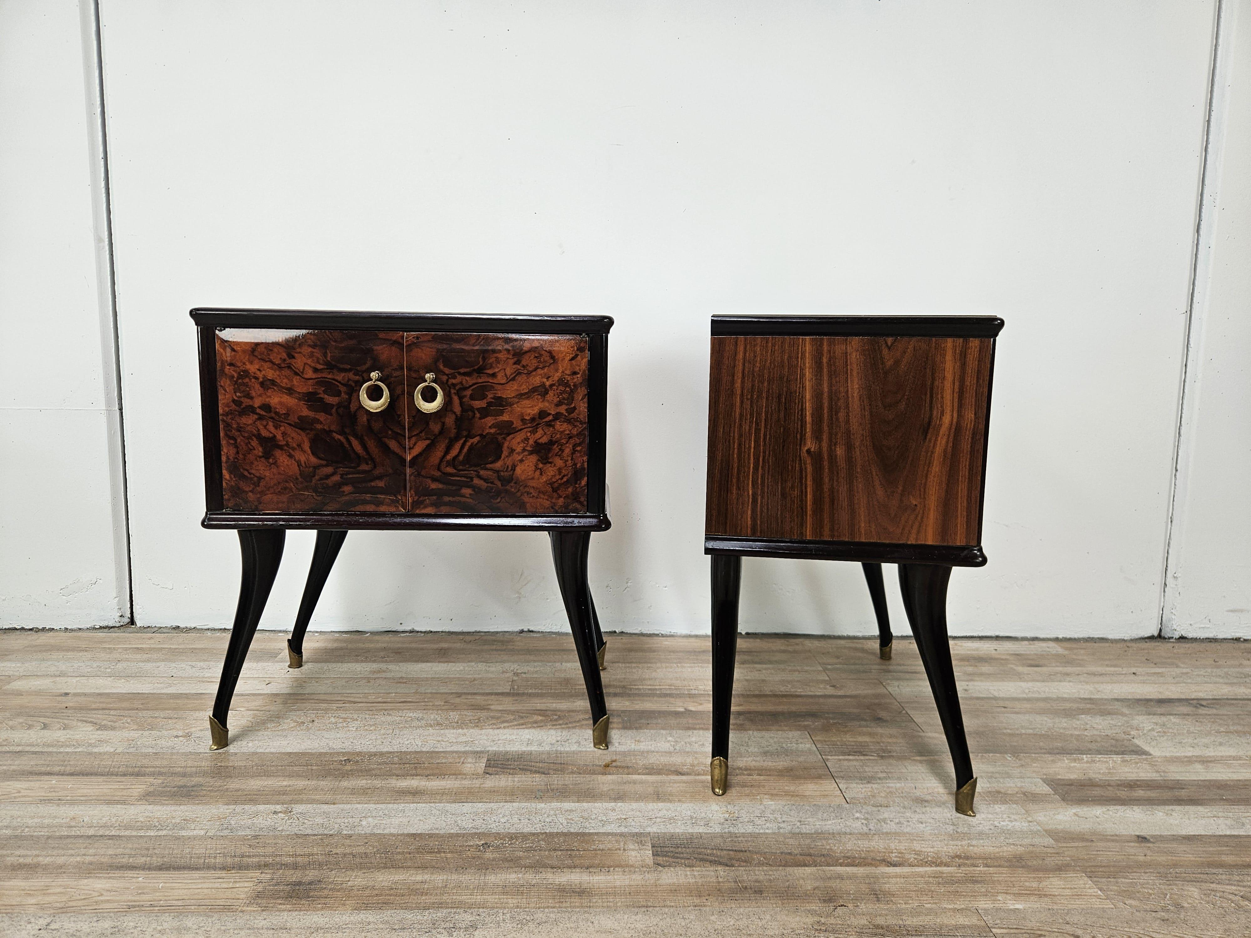 Fine pair of mid-20th-century Italian bedside tables upholstered in mahogany burl with elegant brass handles and original period glass top.

They have two doors with interior compartment, note the line of the legs with brass ferrules as it recalls a