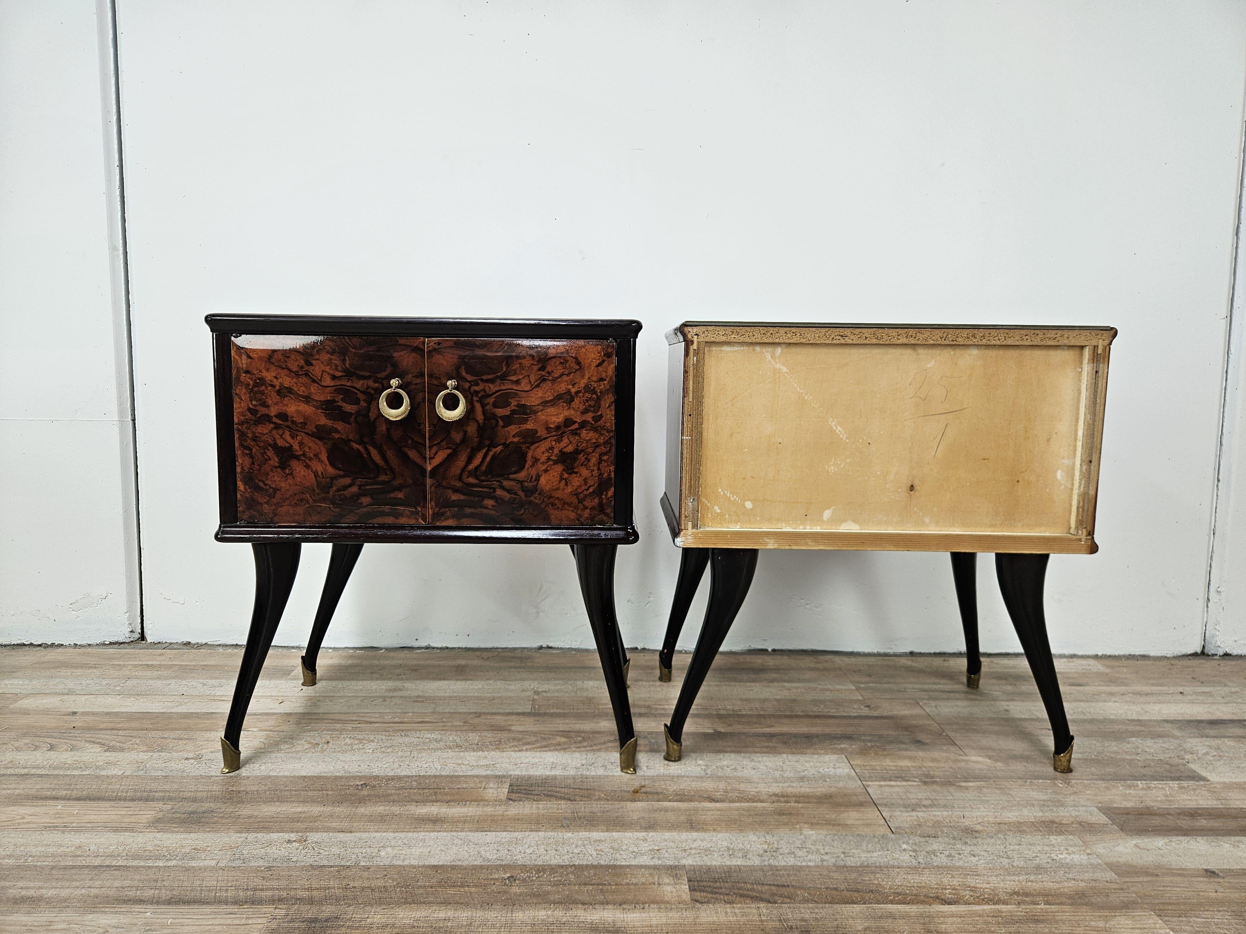 Mid-Century Modern Pair of 1950s bedside tables in mahogany burl with brass handles For Sale