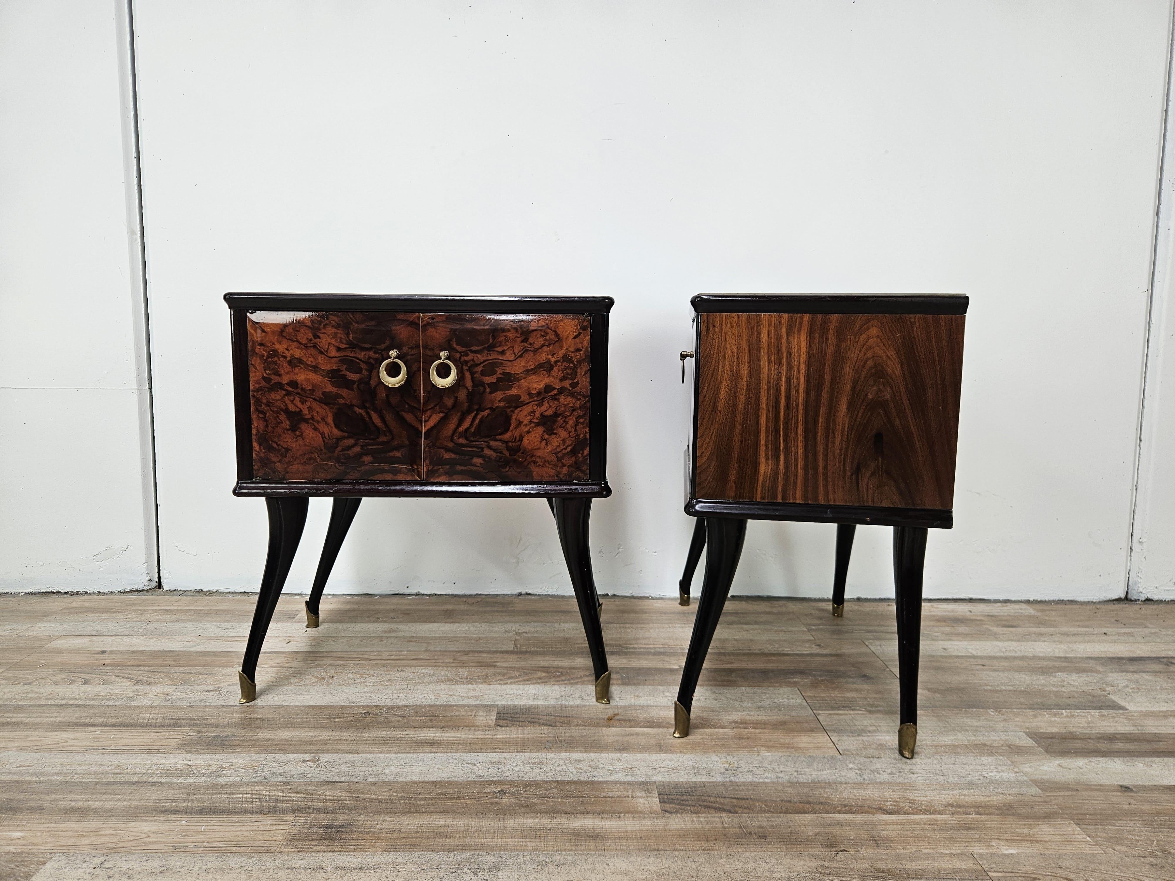 Italian Pair of 1950s bedside tables in mahogany burl with brass handles For Sale