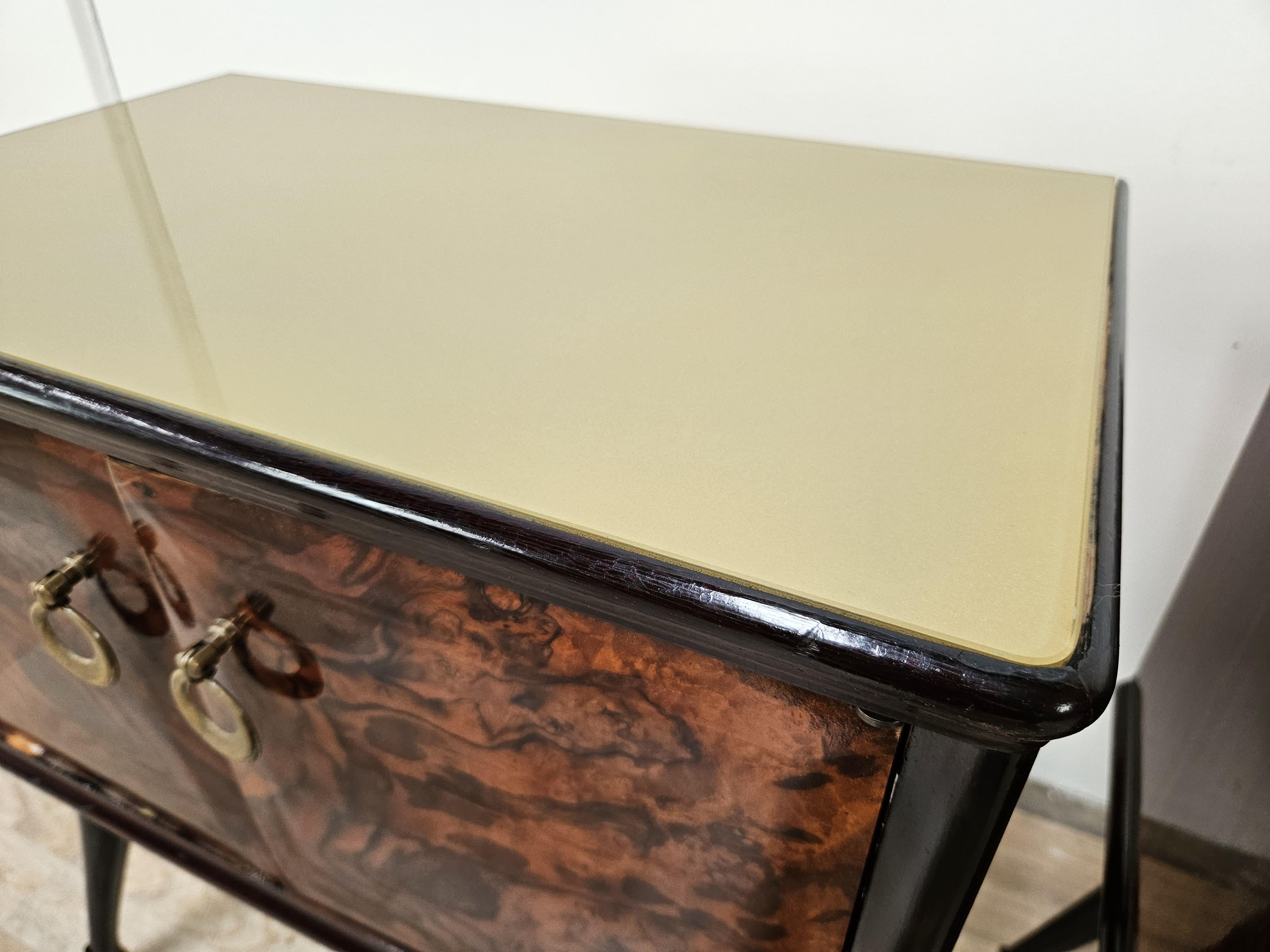 Brass Pair of 1950s bedside tables in mahogany burl with brass handles For Sale