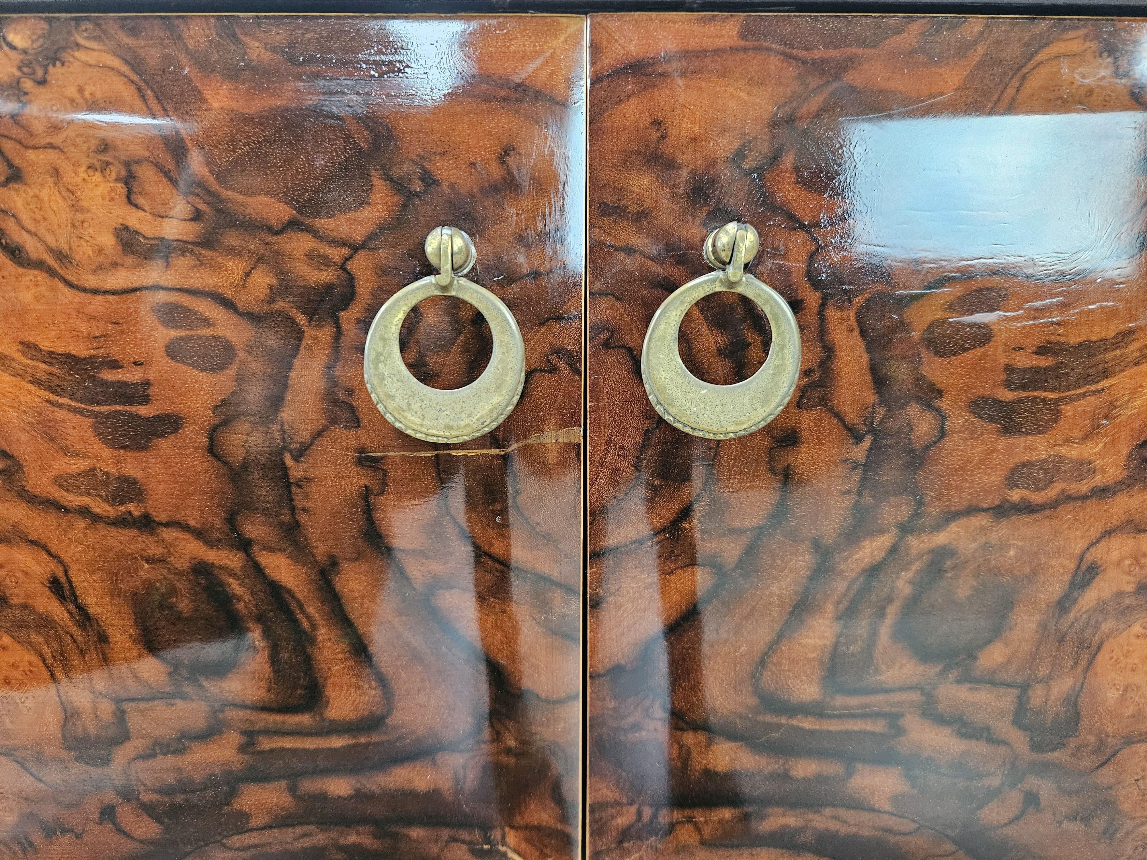Pair of 1950s bedside tables in mahogany burl with brass handles For Sale 1