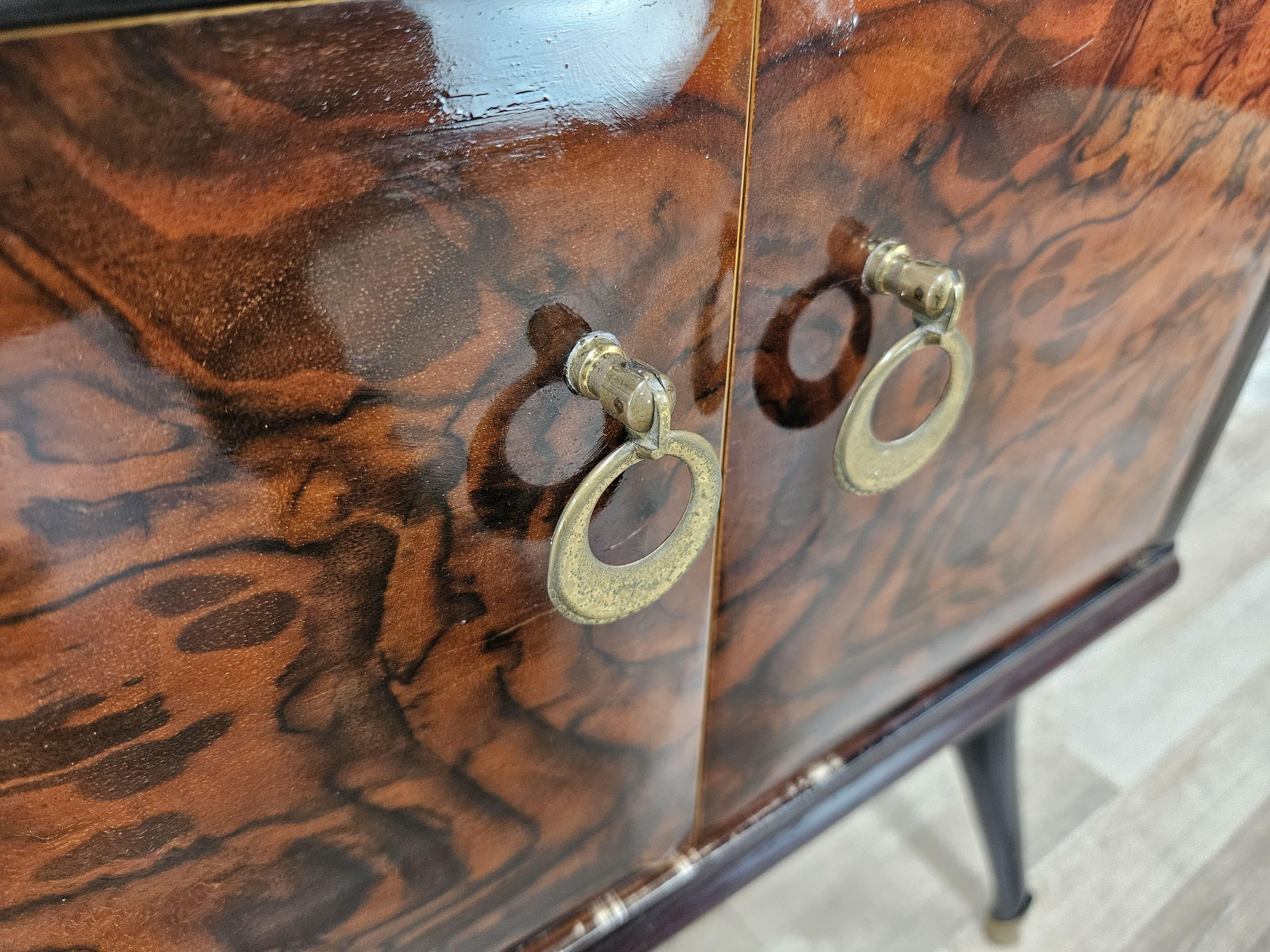 Pair of 1950s bedside tables in mahogany burl with brass handles For Sale 2