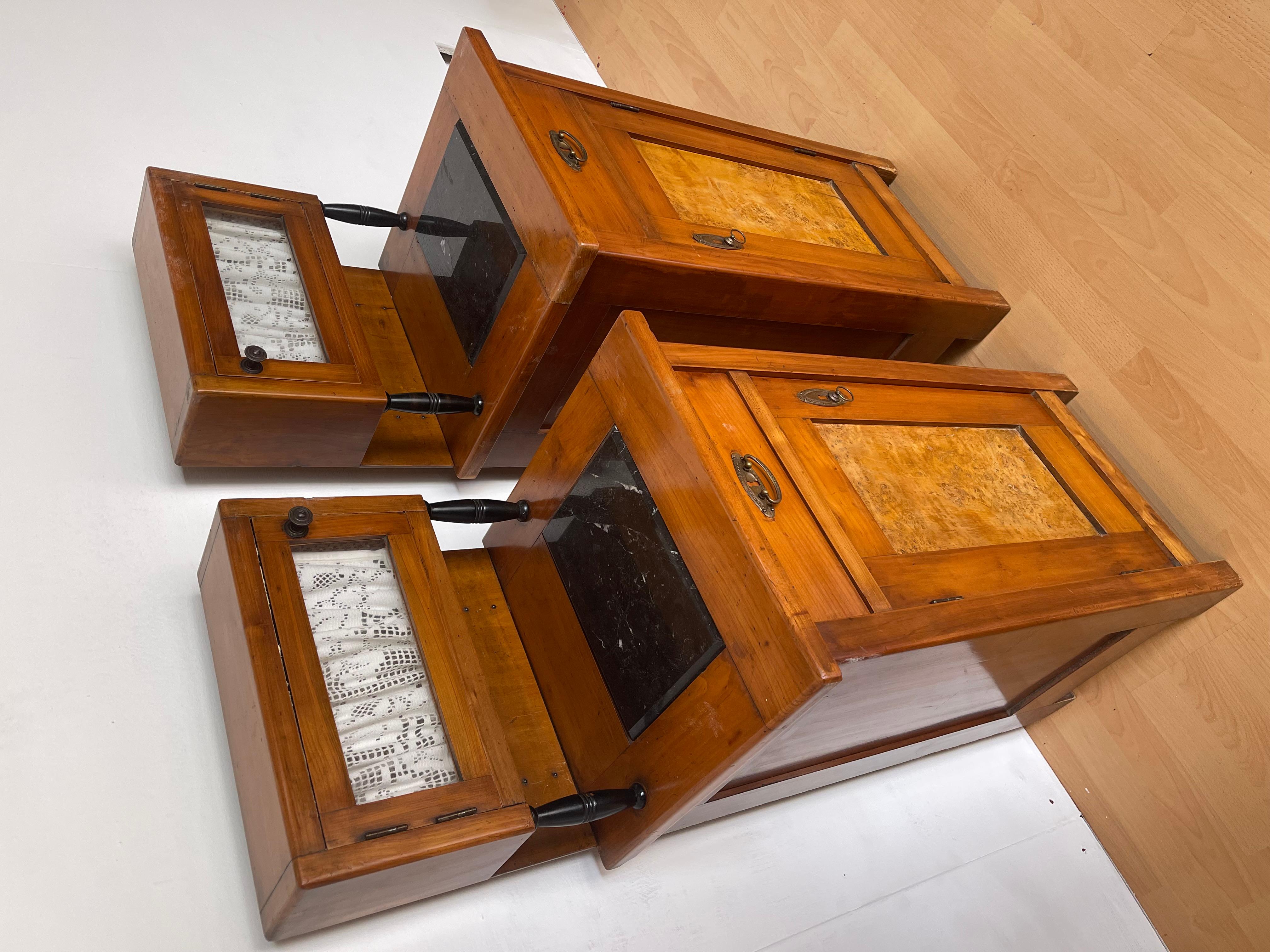 Autre Paire de tables de chevet anciennes des années 1900 en vente