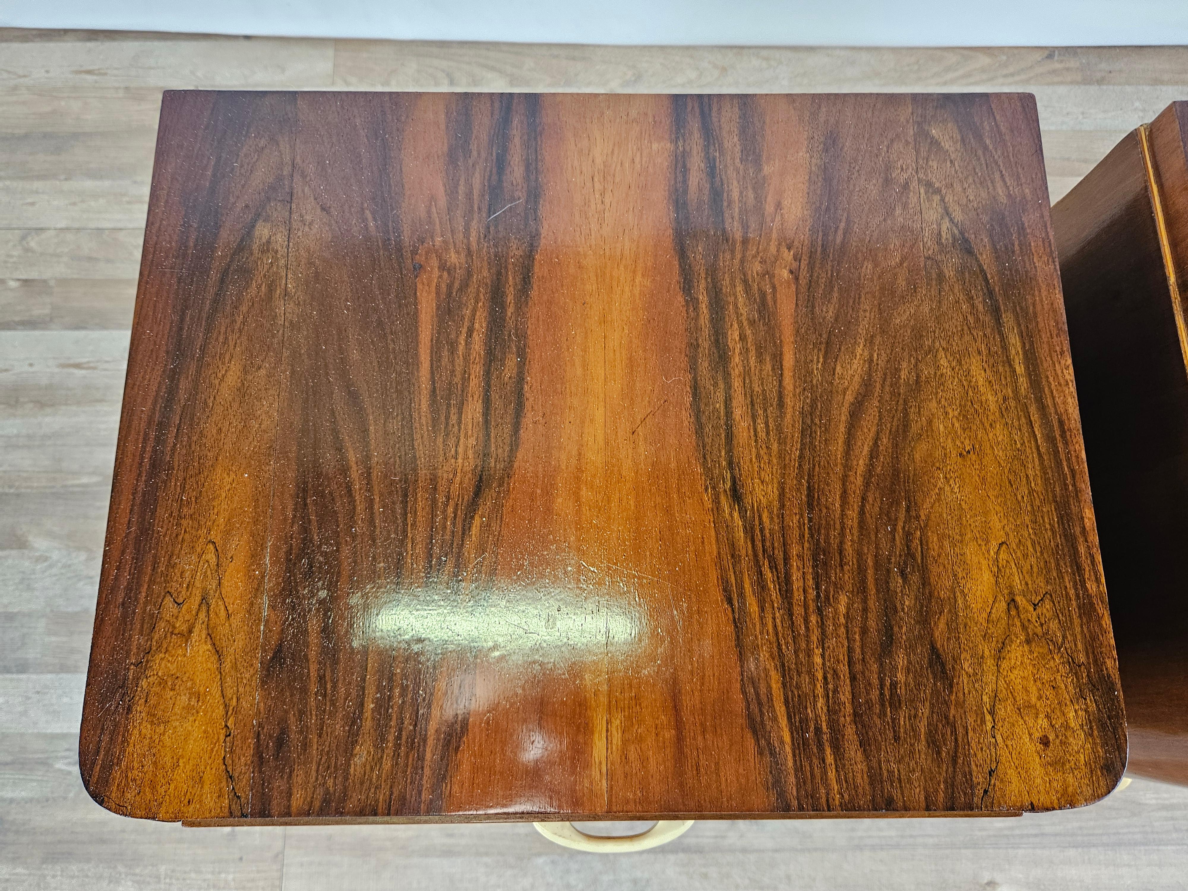 Mid-20th Century Pair of Art Deco bedside tables in walnut burl with bakelite handles