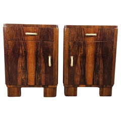 Paire de tables de chevet Art Déco en ronce de noyer avec poignées en bakélite