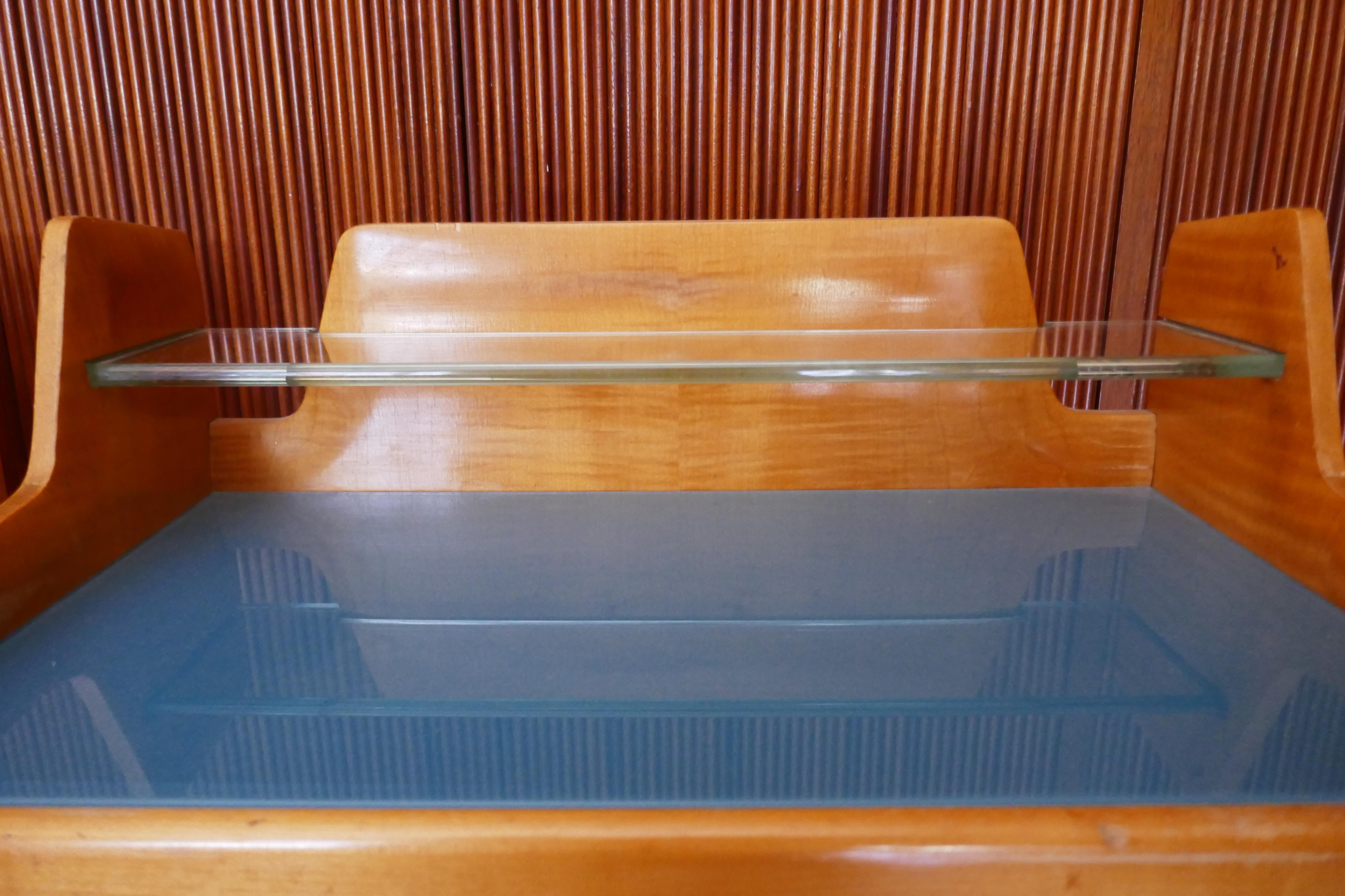 Pair of bedside tables attributed to Paolo Buffa For Sale 8