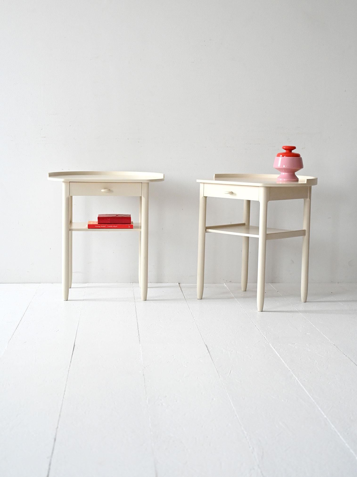 Comodini scandinavi disegnati da Ekström & Mystrand per Bodafors, con top arrotondato, cassetto e ripiano.

Coppia di comodini scandinavi anni ’60 disegnati da Ekström & Mystrand per Bodafors. Realizzati in legno laccato bianco, presentano un top