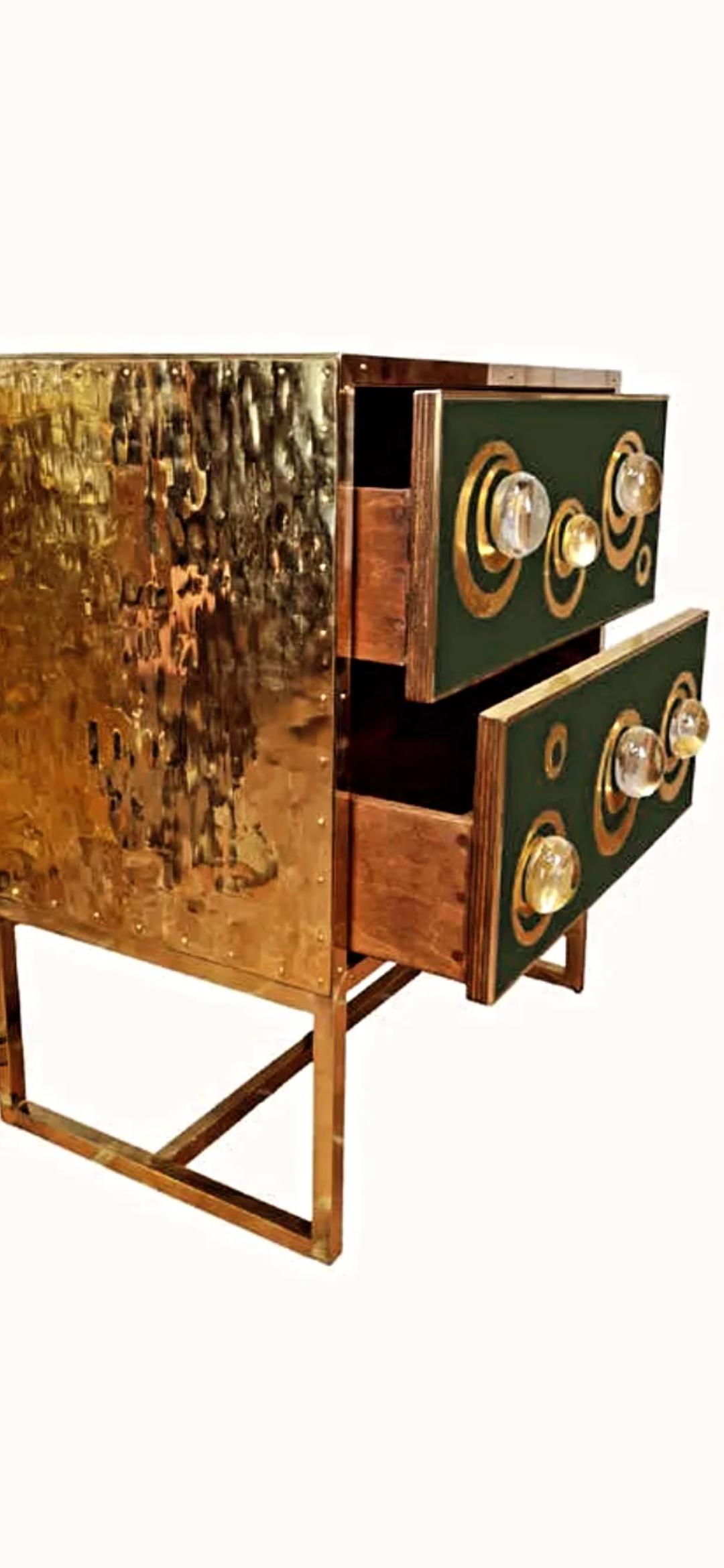 paar Nachttische mit handgraviertem Messing und Muranoglas Justfurnituress (Abgeschrägt) im Angebot