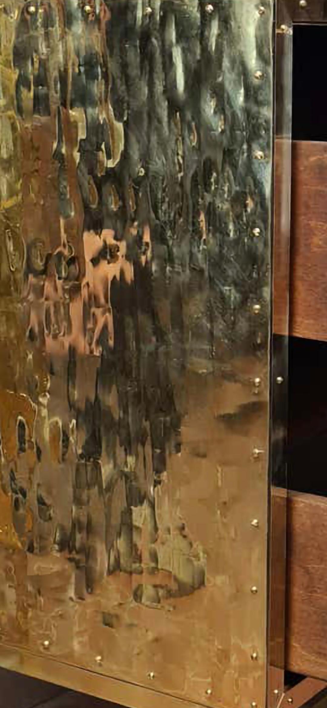 paar Nachttische mit handgraviertem Messing und Muranoglas Justfurnituress im Angebot 1