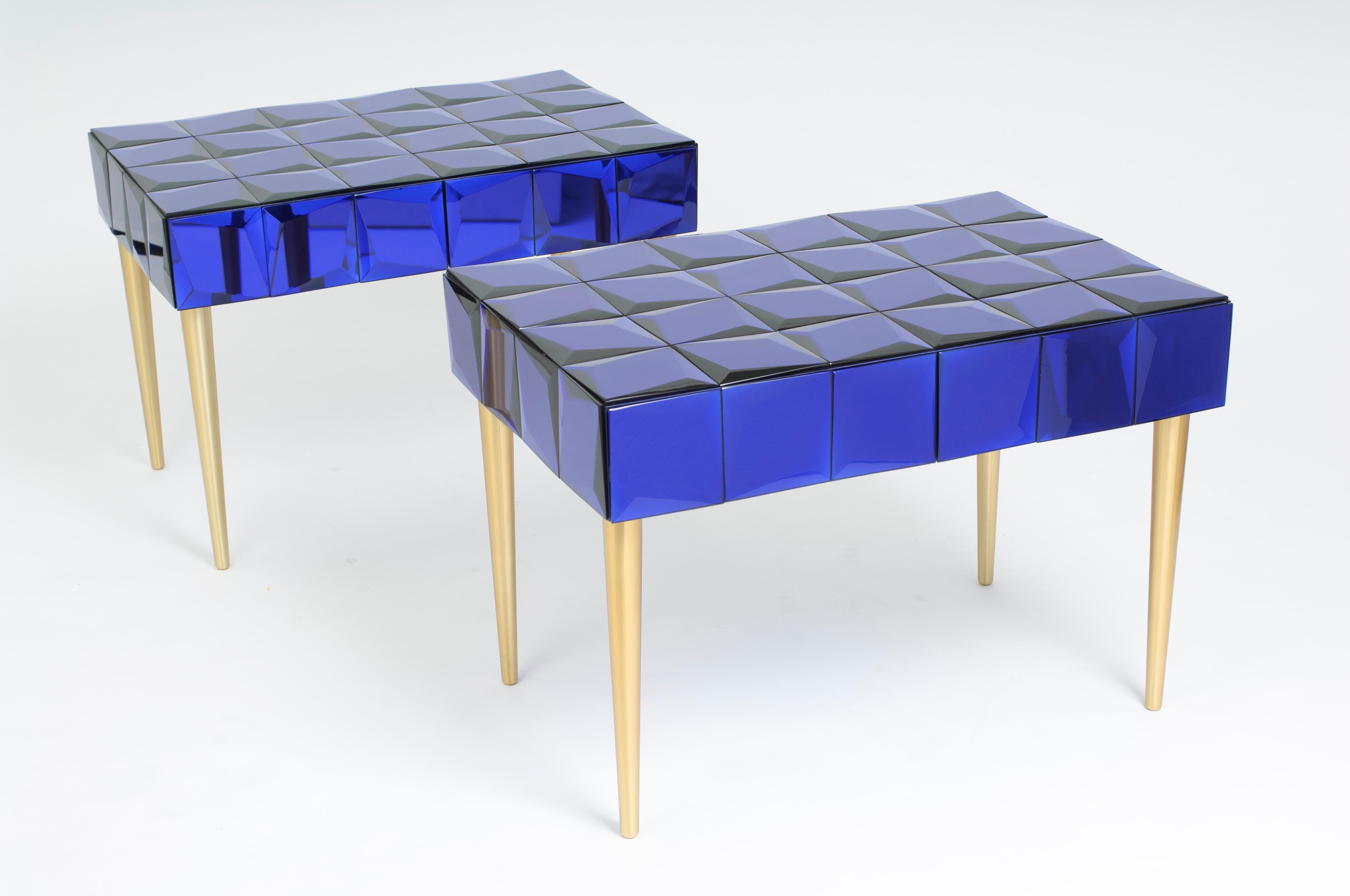 Paire de tables de chevet 'BLUE STARS' avec décoration centrale 

Le corps des tables de chevet est en bois de bouleau et est spécialement conçu pour être recouvert à la main de carreaux de verre bleus copiés. Les tuiles ont été créées à la main par