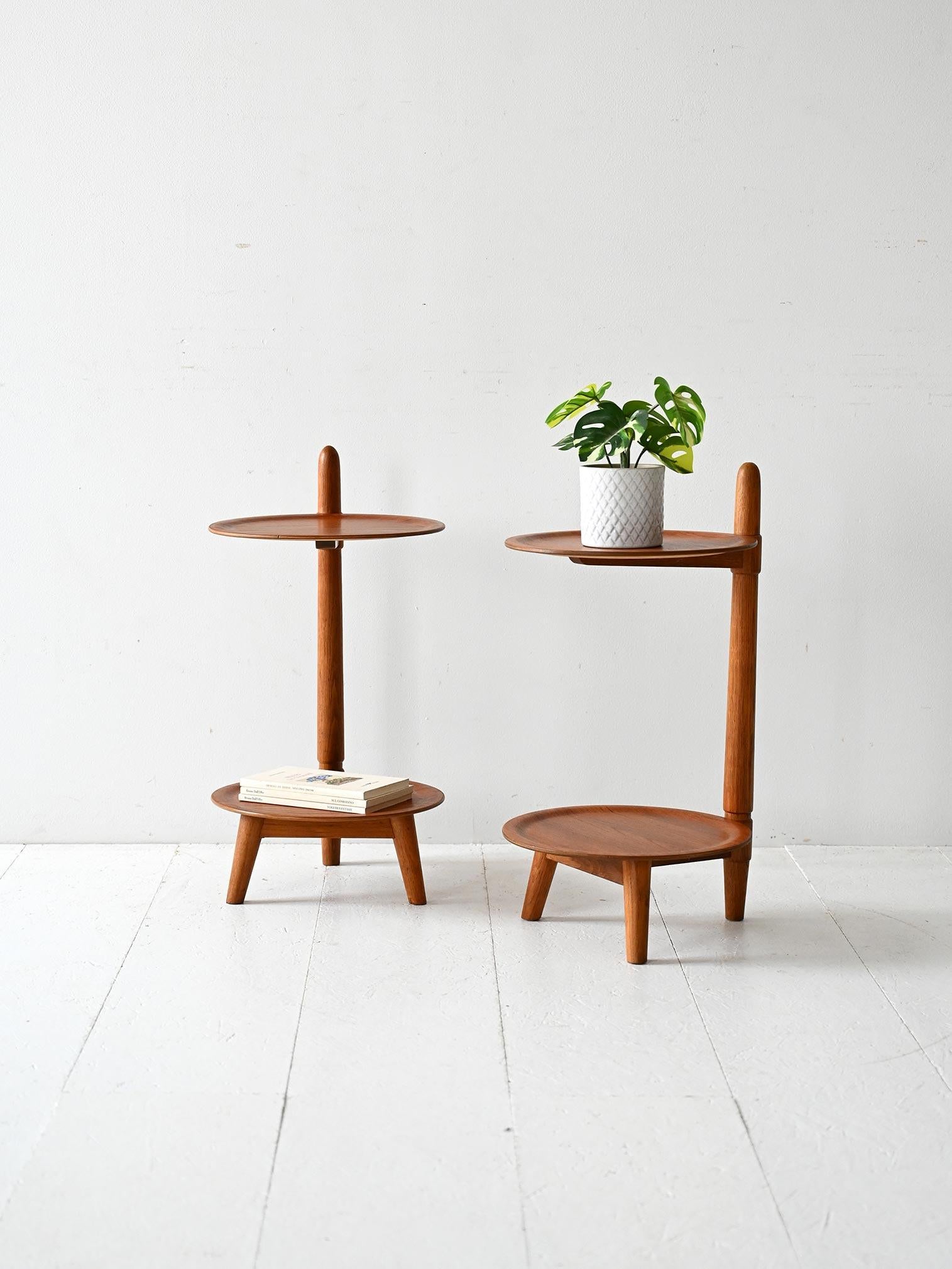 Coppia di comodini in teak disegnati da Edmund Jørgensen nel 1955, esempio autentico di design scandinavo dalle linee essenziali.

Coppia di comodini danesi vintage in teak, progettati da Edmund Jørgensen nel 1955. I due piani circolari presentano