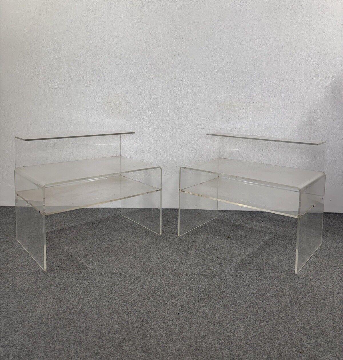 Coppia Di Comodini In Acrilico Trasparente Space Age Anni 70 Design Modernariato.

Struttura in buone condizioni conservative, non vi sono difetti estetici o strutturali importanti da segnalare, ovviamente ci sono dei graffi visibili controluce