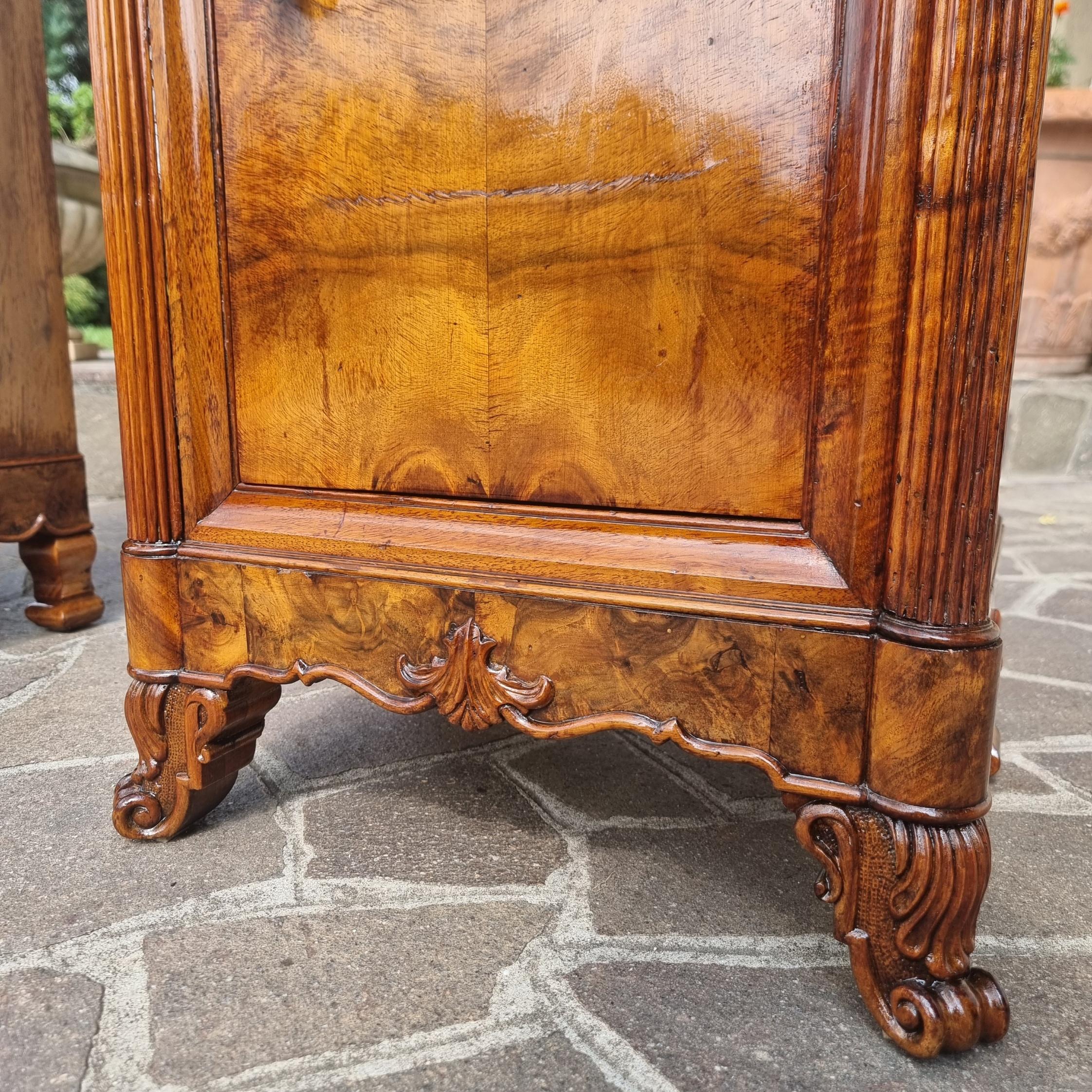 Pair of bedside tables in 1820 Charles X walnut flame For Sale 5