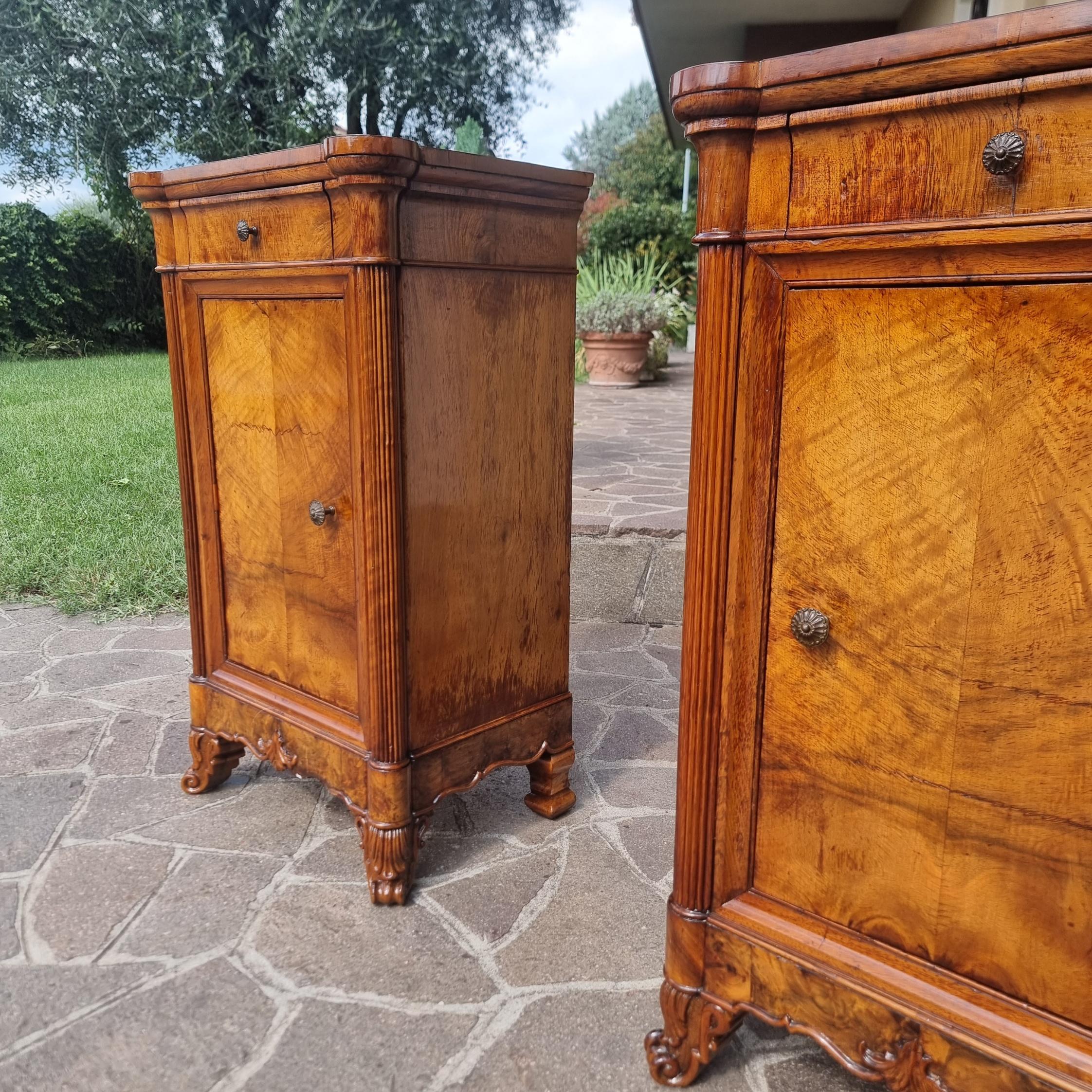Pair of bedside tables in 1820 Charles X walnut flame For Sale 6