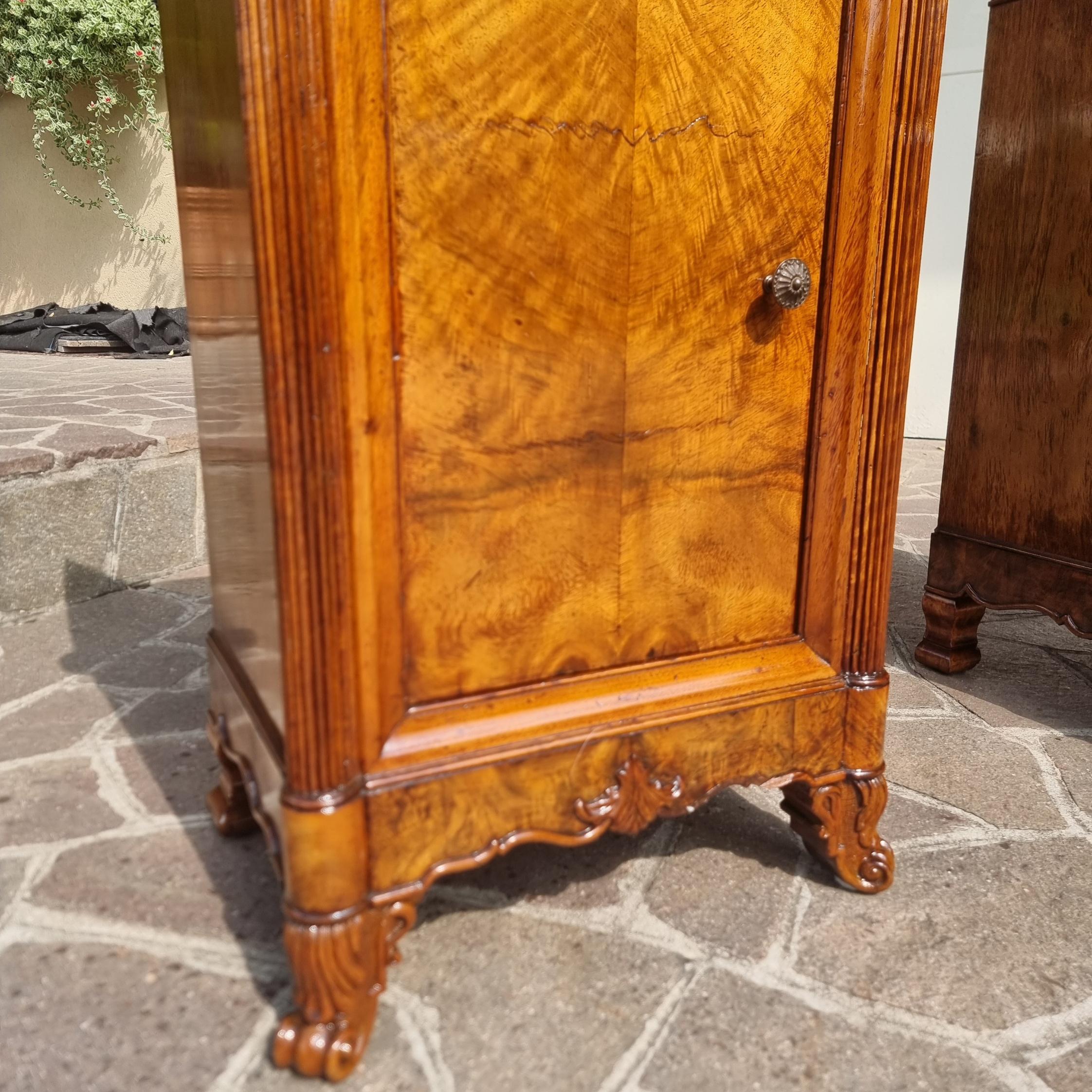 Italian Pair of bedside tables in 1820 Charles X walnut flame For Sale