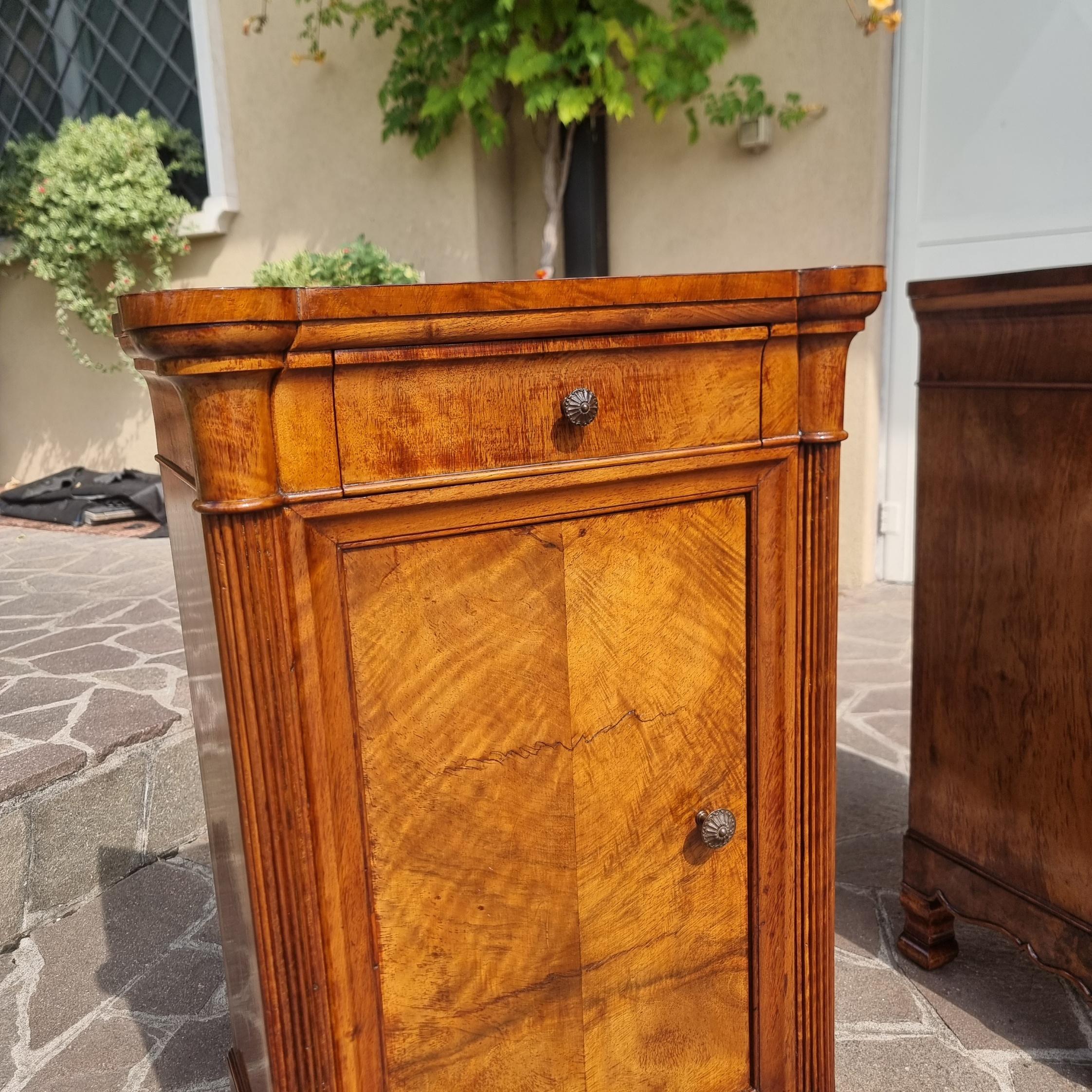 Pair of bedside tables in 1820 Charles X walnut flame In Excellent Condition For Sale In Villa Verucchio, Emilia-Romagna