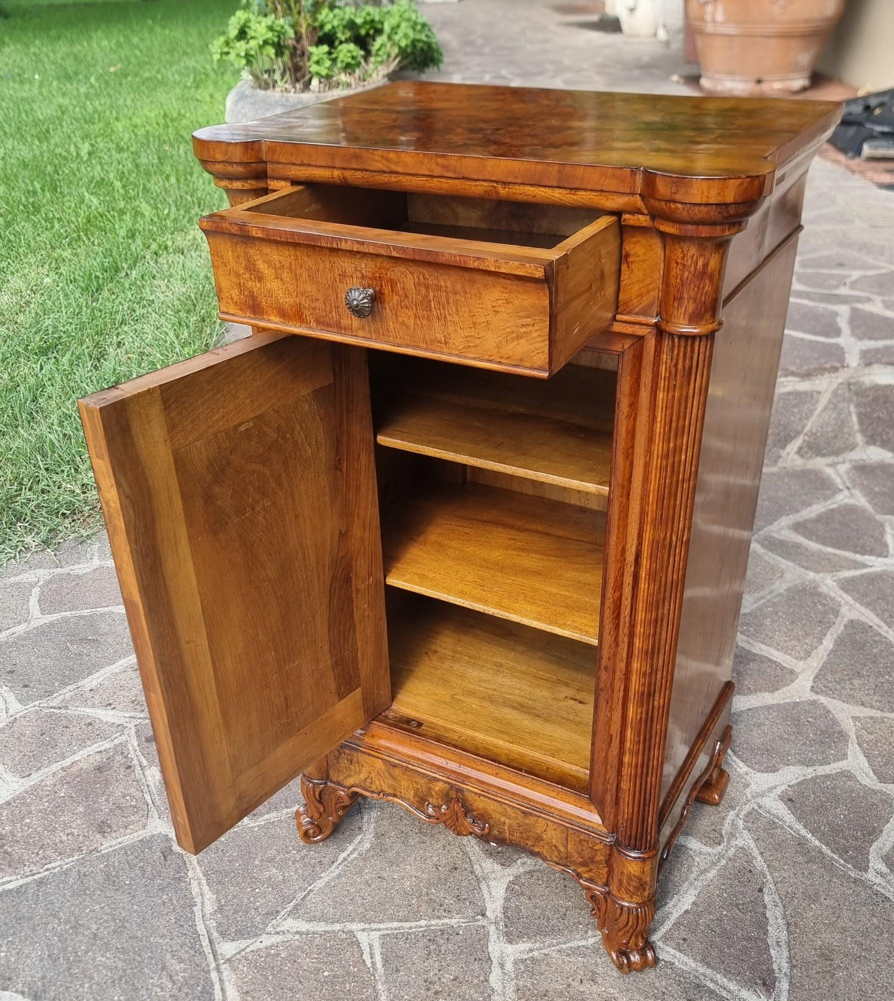 Pair of bedside tables in 1820 Charles X walnut flame For Sale 2