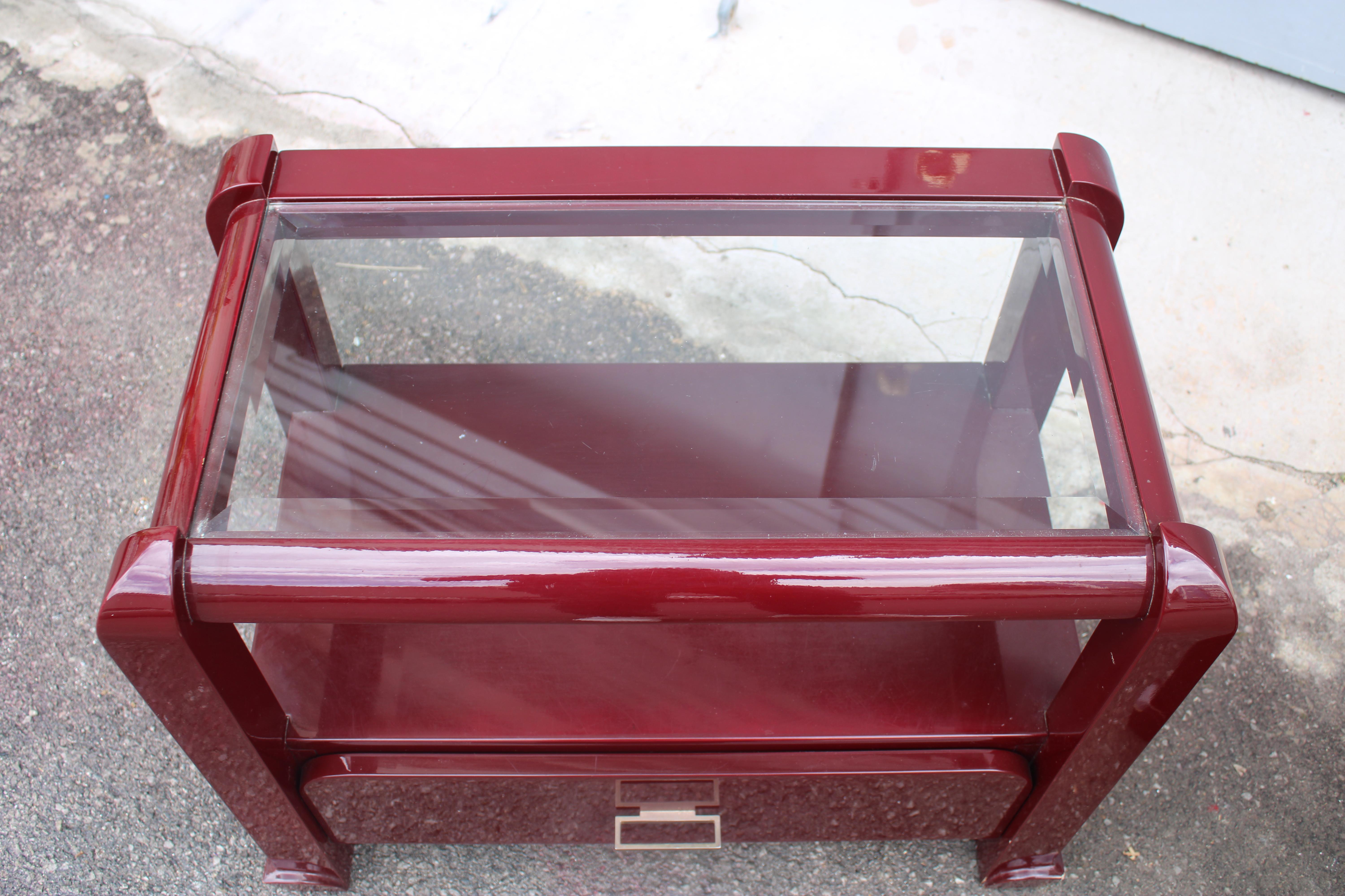Coppia di Comodini in Lacca rossa con cassetti e piano in vetro 1970 Italia en vente 4
