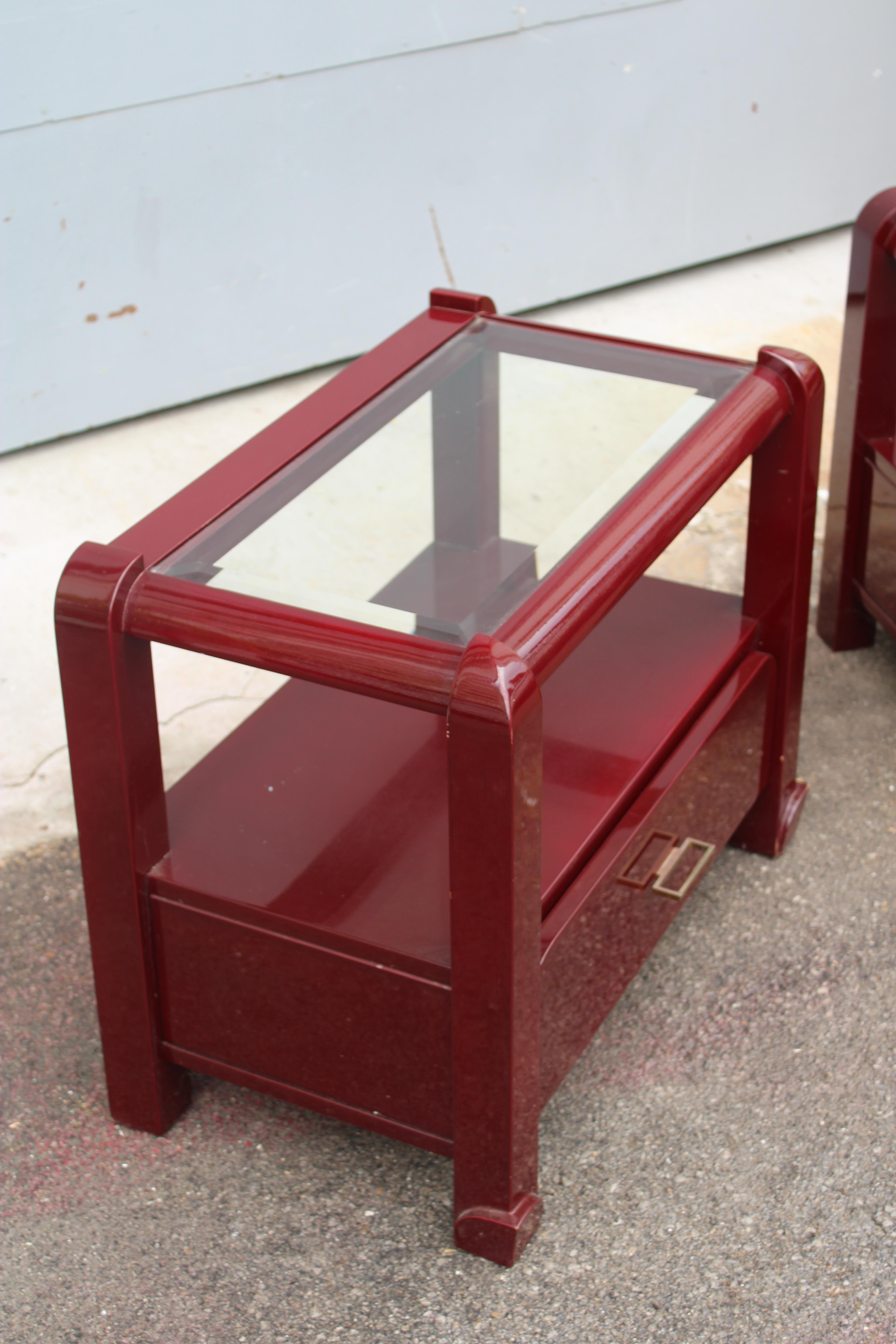 Coppia di Comodini in Lacca rossa con cassetti e piano in vetro 1970 Italia en vente 6