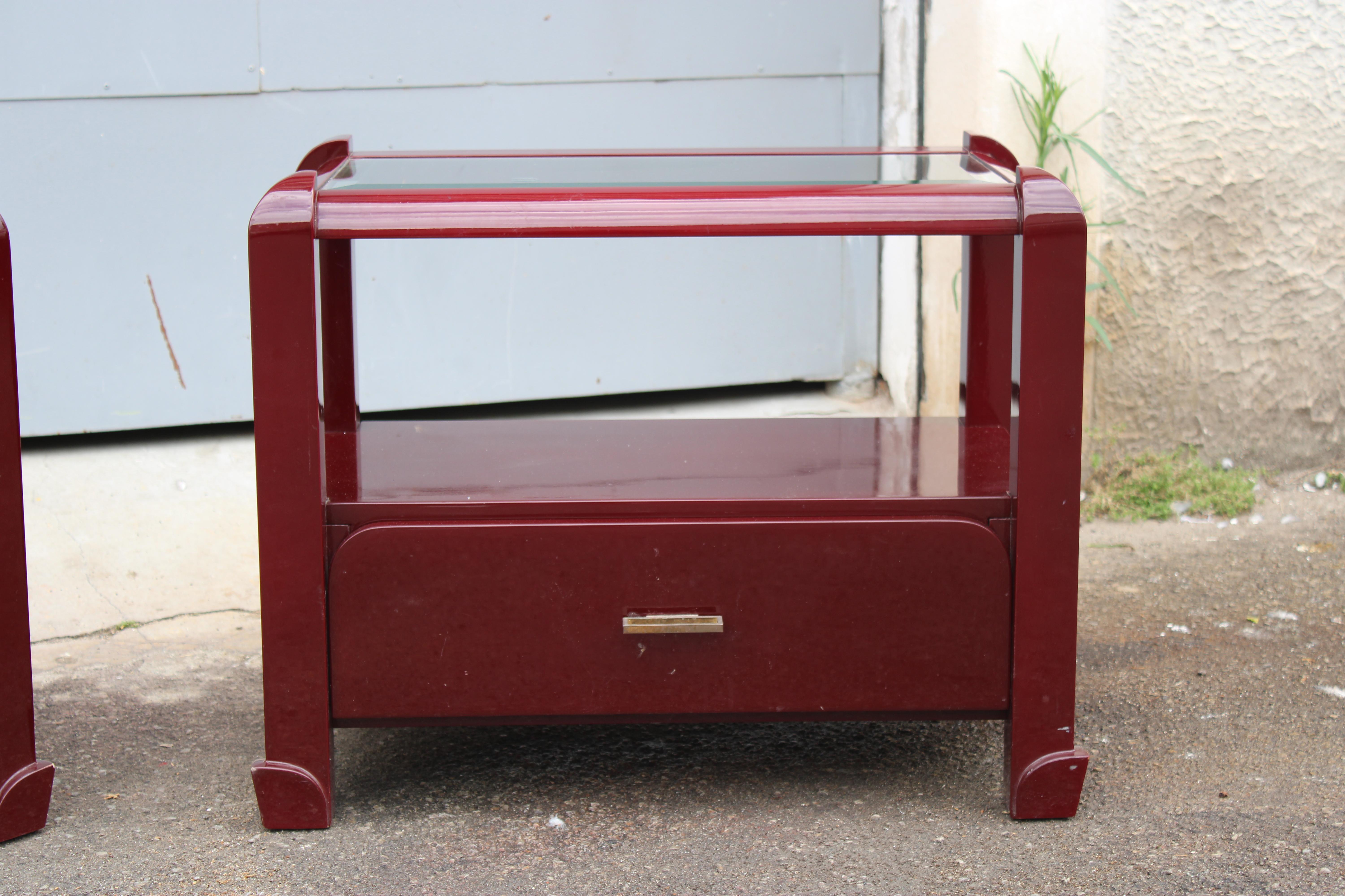 Mid-Century Modern Coppia di Comodini in Lacca rossa con cassetti e piano in vetro 1970 Italia en vente