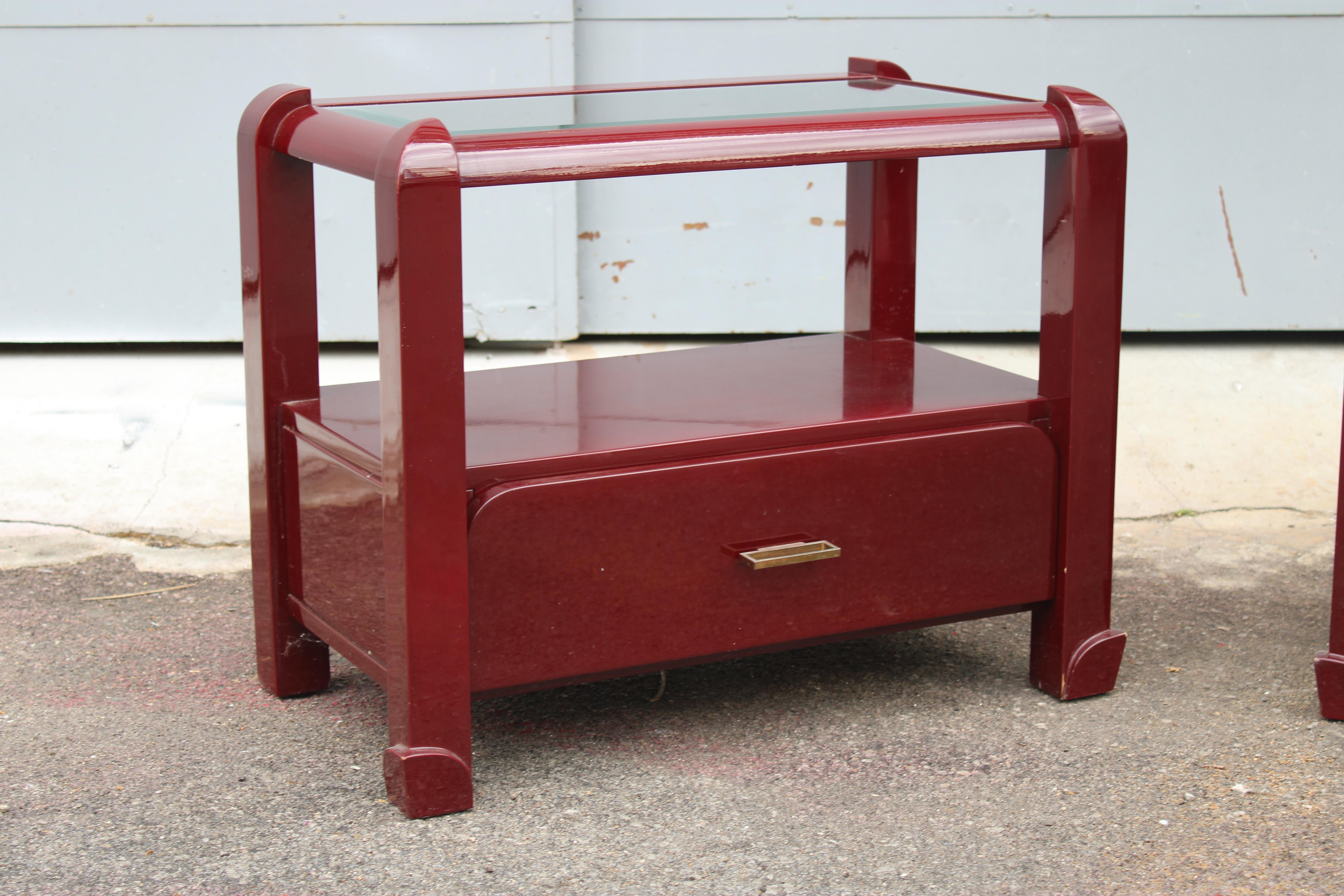 Italian Coppia di Comodini in Lacca rossa con cassetti e piano in vetro 1970 Italia en vente