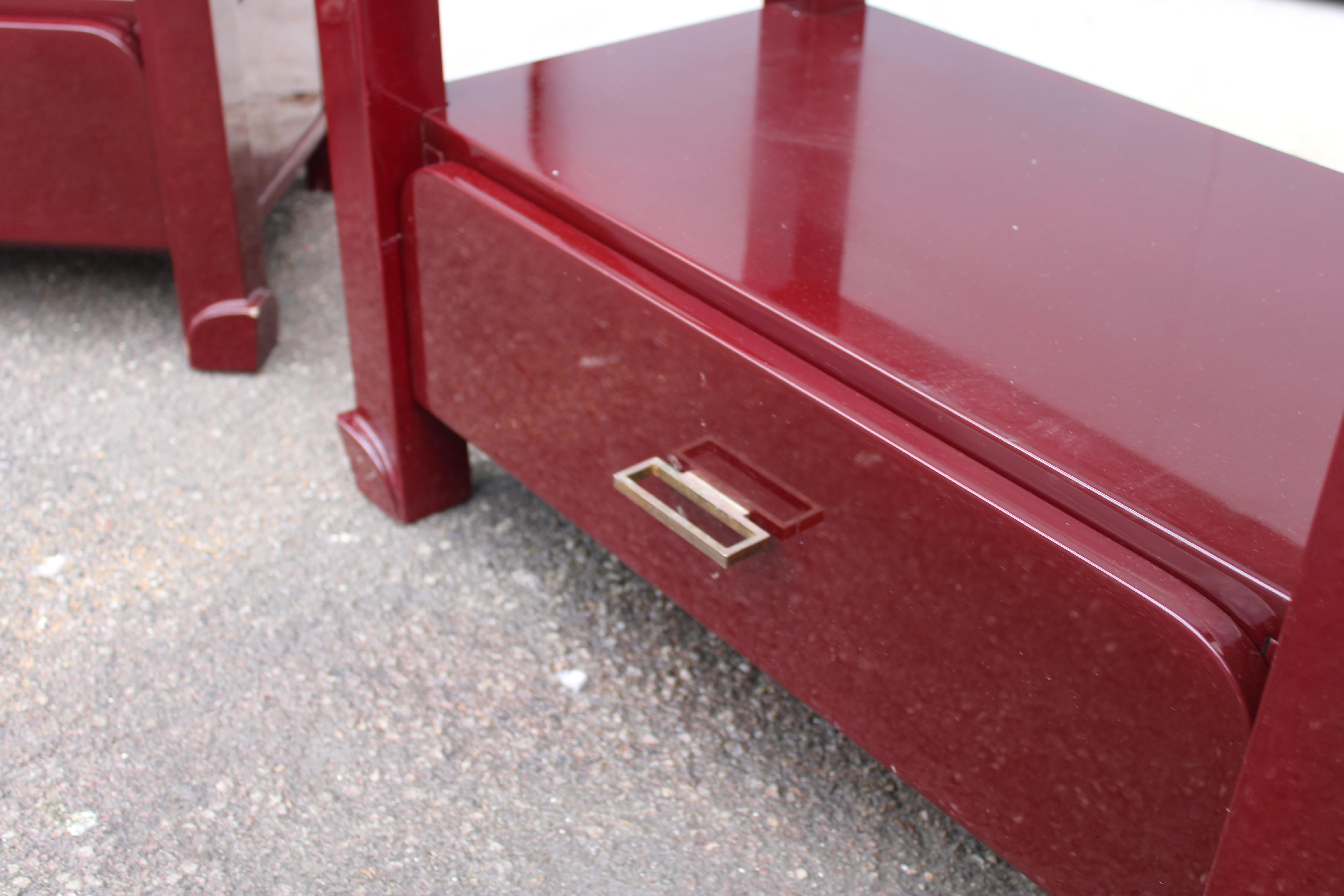 Coppia di Comodini in Lacca rossa con cassetti e piano in vetro 1970 Italia en vente 2