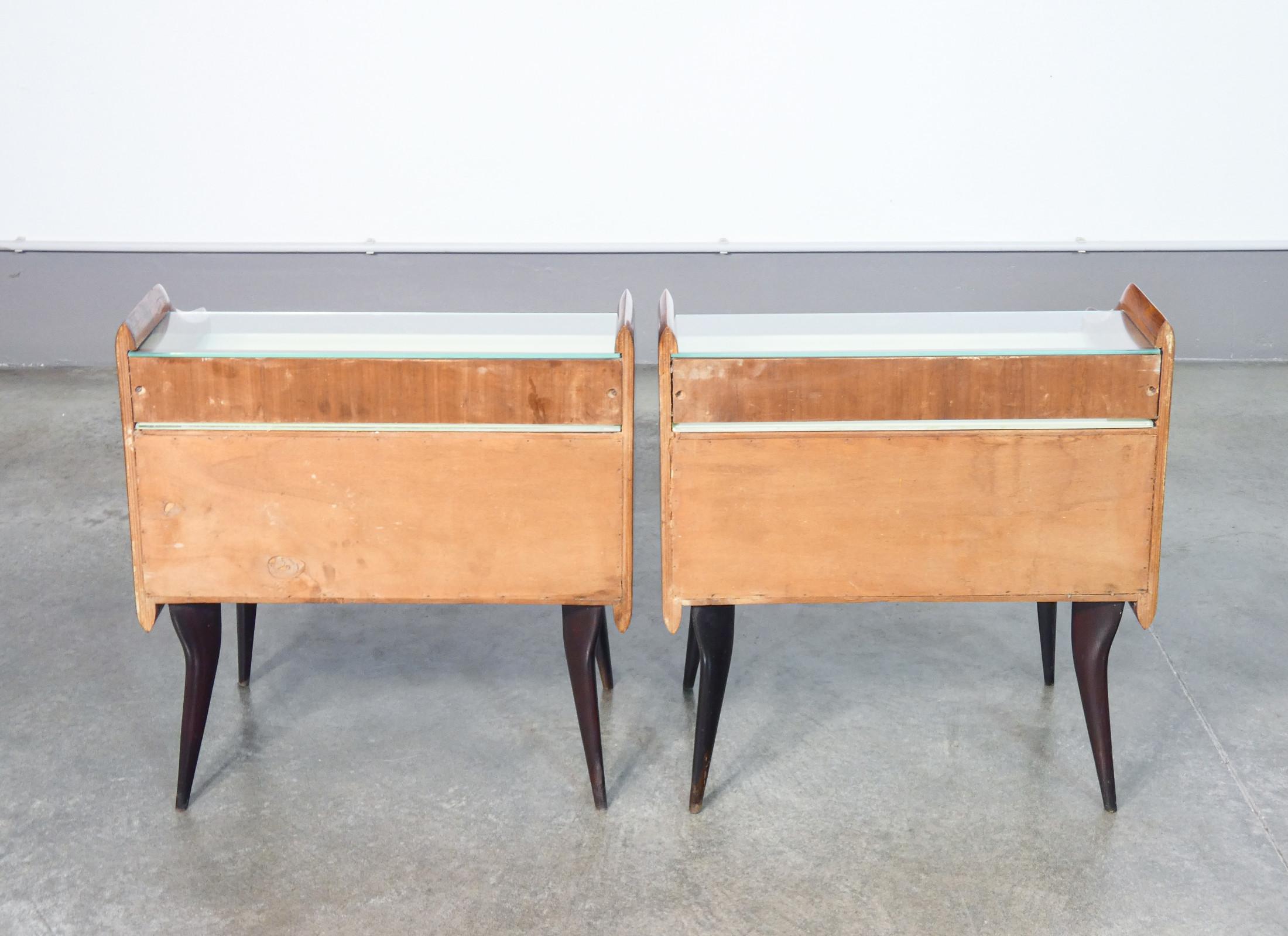 Coppia di comodini in legno e vetro. Design italiano degli anni 40 in vendita 4