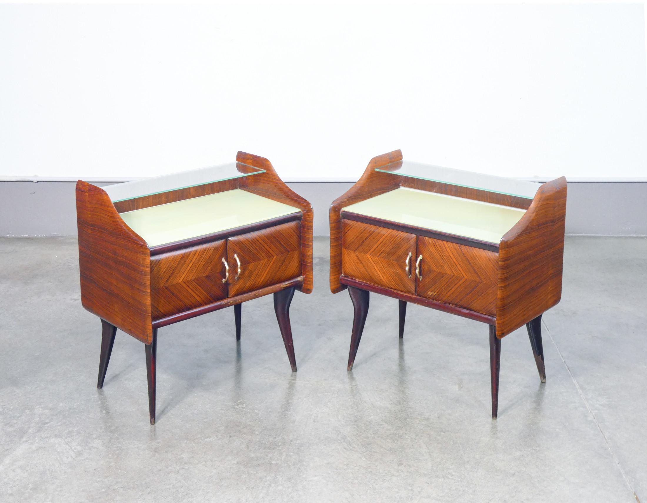 Coppia di comodini
in legno, con piani in vetro.
Design italiano,

ORIGINE
Italia

PERIODO
Anni 40

DESIGNER
Design italiano
degli anni 40

MODELLO
Coppia di comodini
con vano a doppia anta

MATERIALI
Legno, piani in vetro.

DIMENSIONI
Altezza: 63