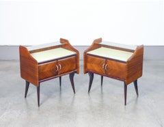 Paire de tables de chevet en bois et verre. Le design italien des années 1940