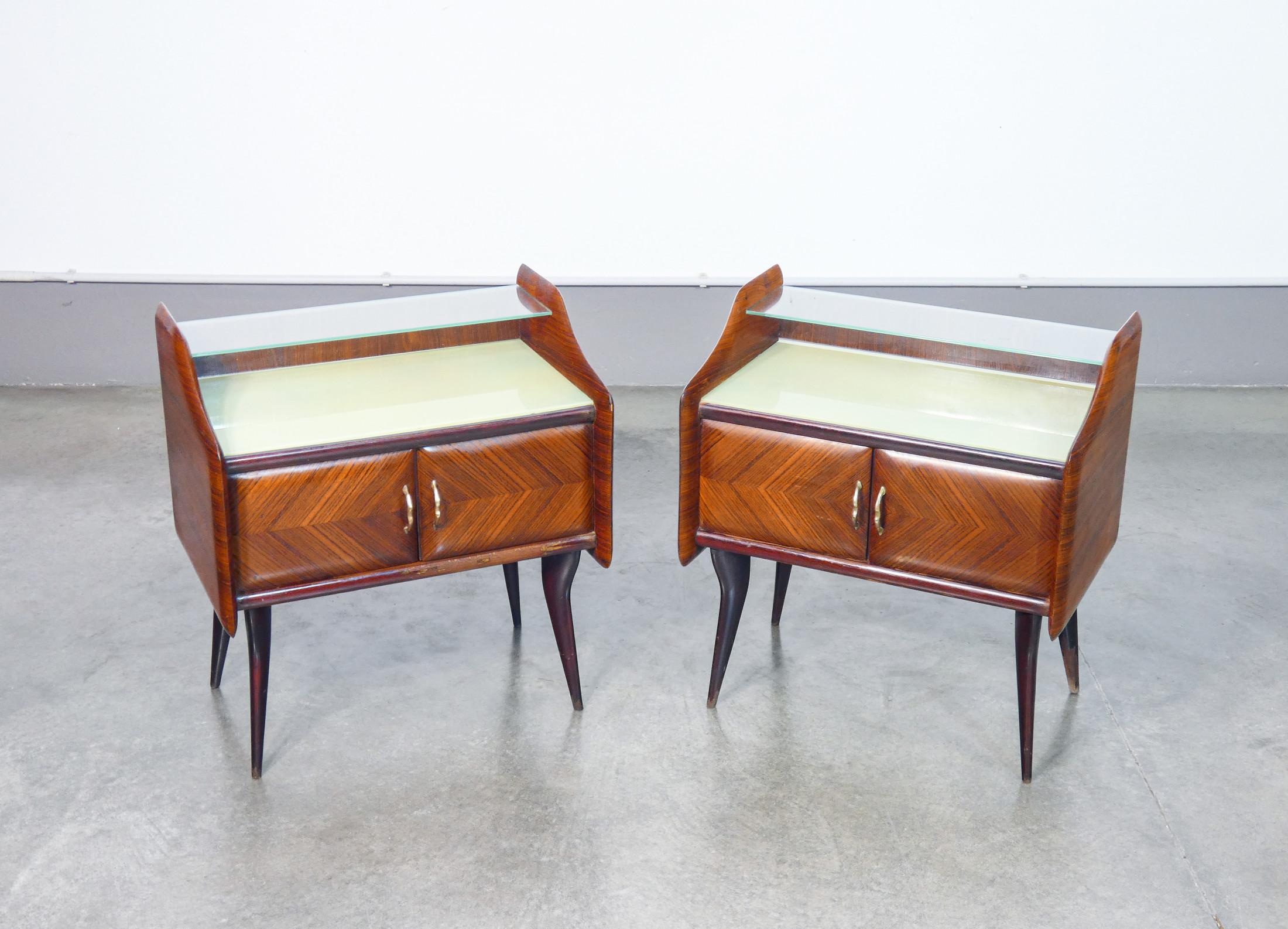 Italian Coppia di comodini in legno e vetro. Design italiano degli anni 40 in vendita