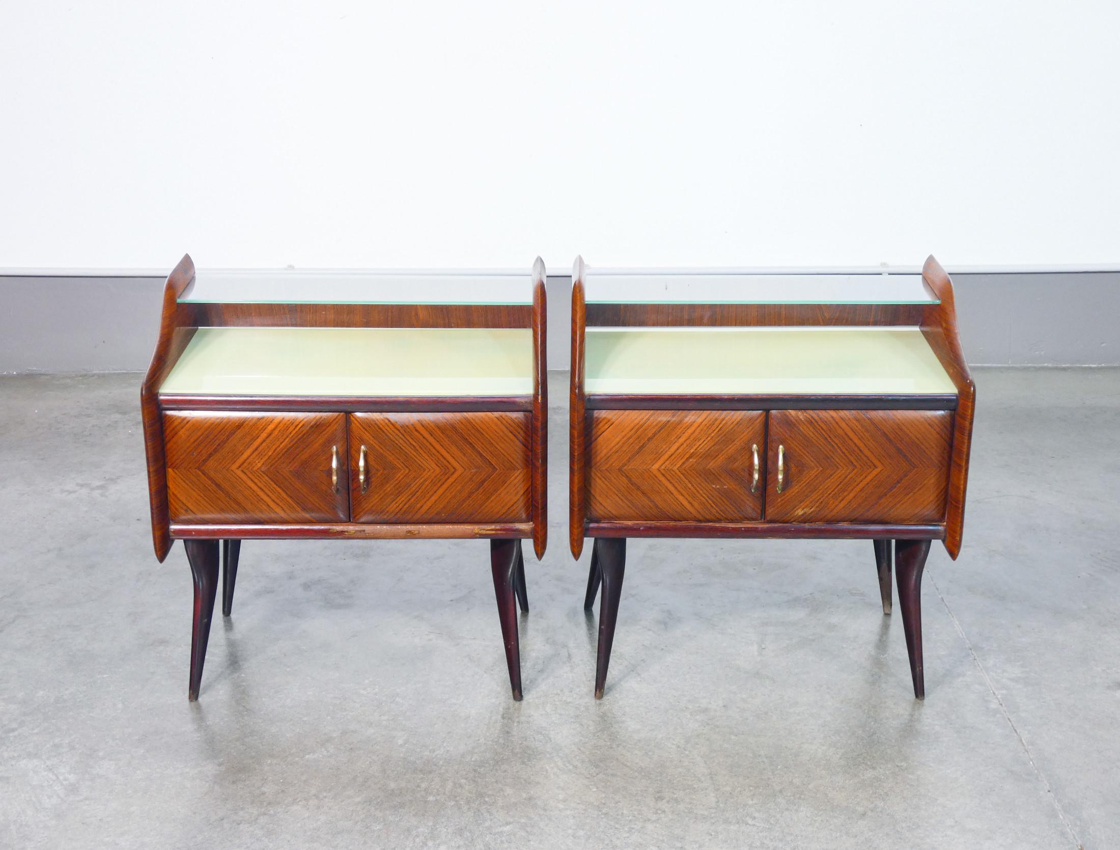Coppia di comodini in legno e vetro. Design italiano degli anni 40 In condizioni buone in vendita a Torino, IT