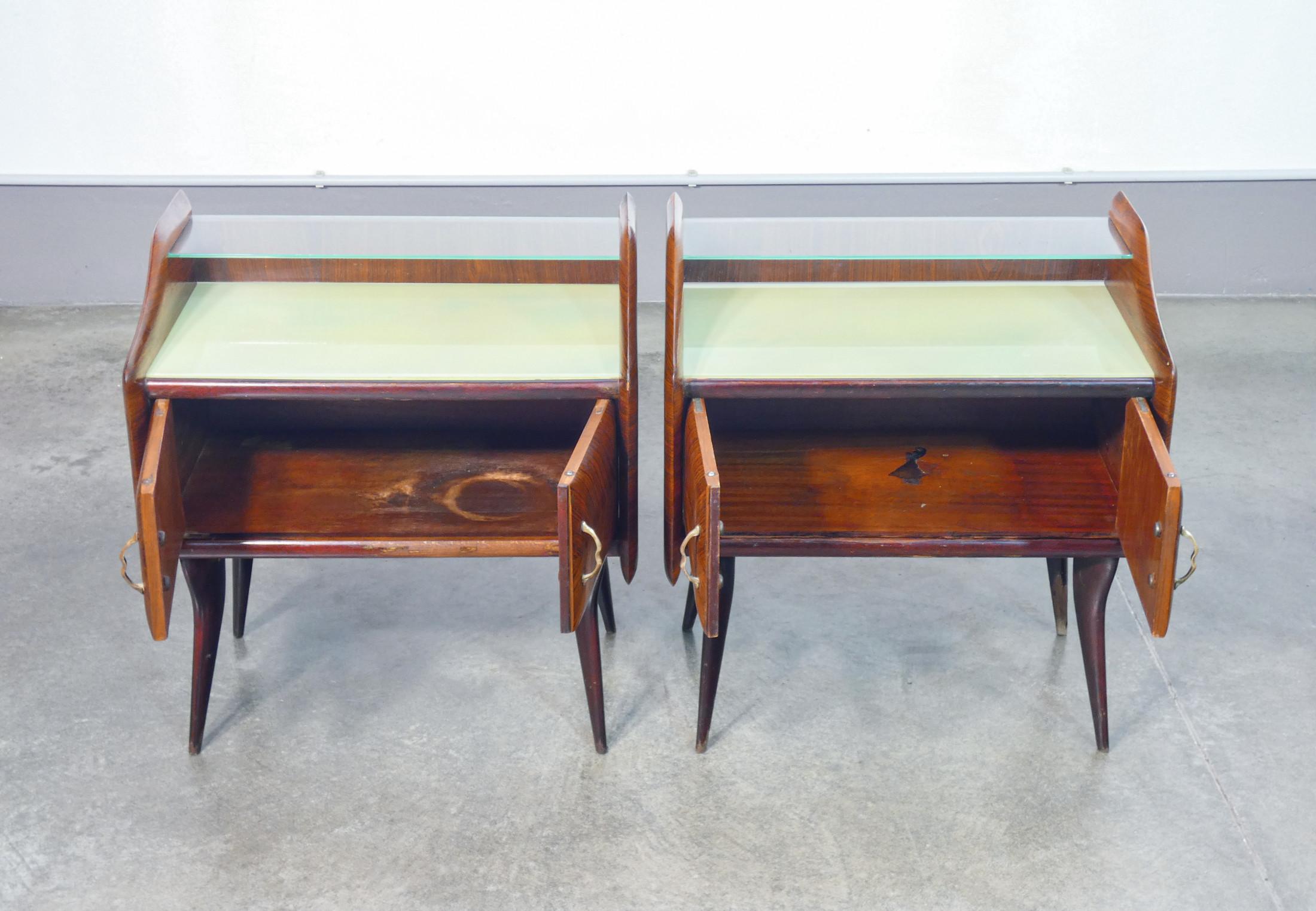 Vetro Coppia di comodini in legno e vetro. Design italiano degli anni 40 in vendita