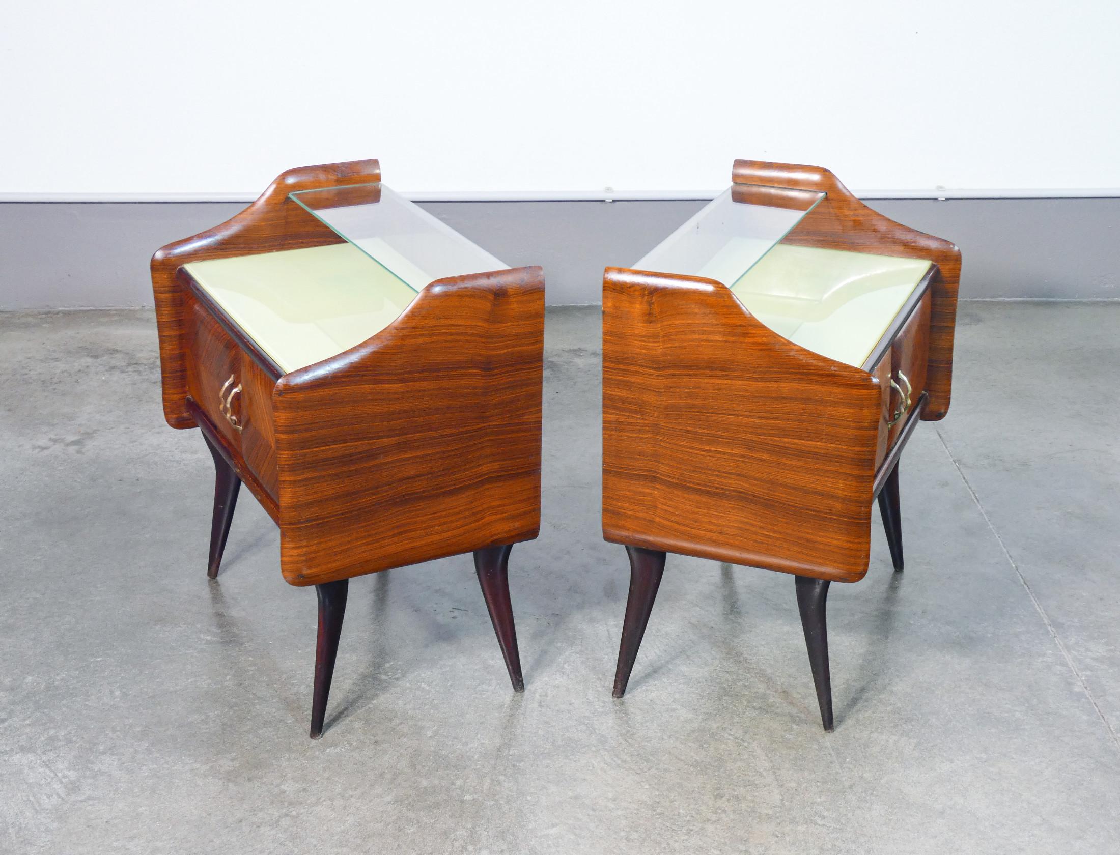 Coppia di comodini in legno e vetro. Design italiano degli anni 40 in vendita 1