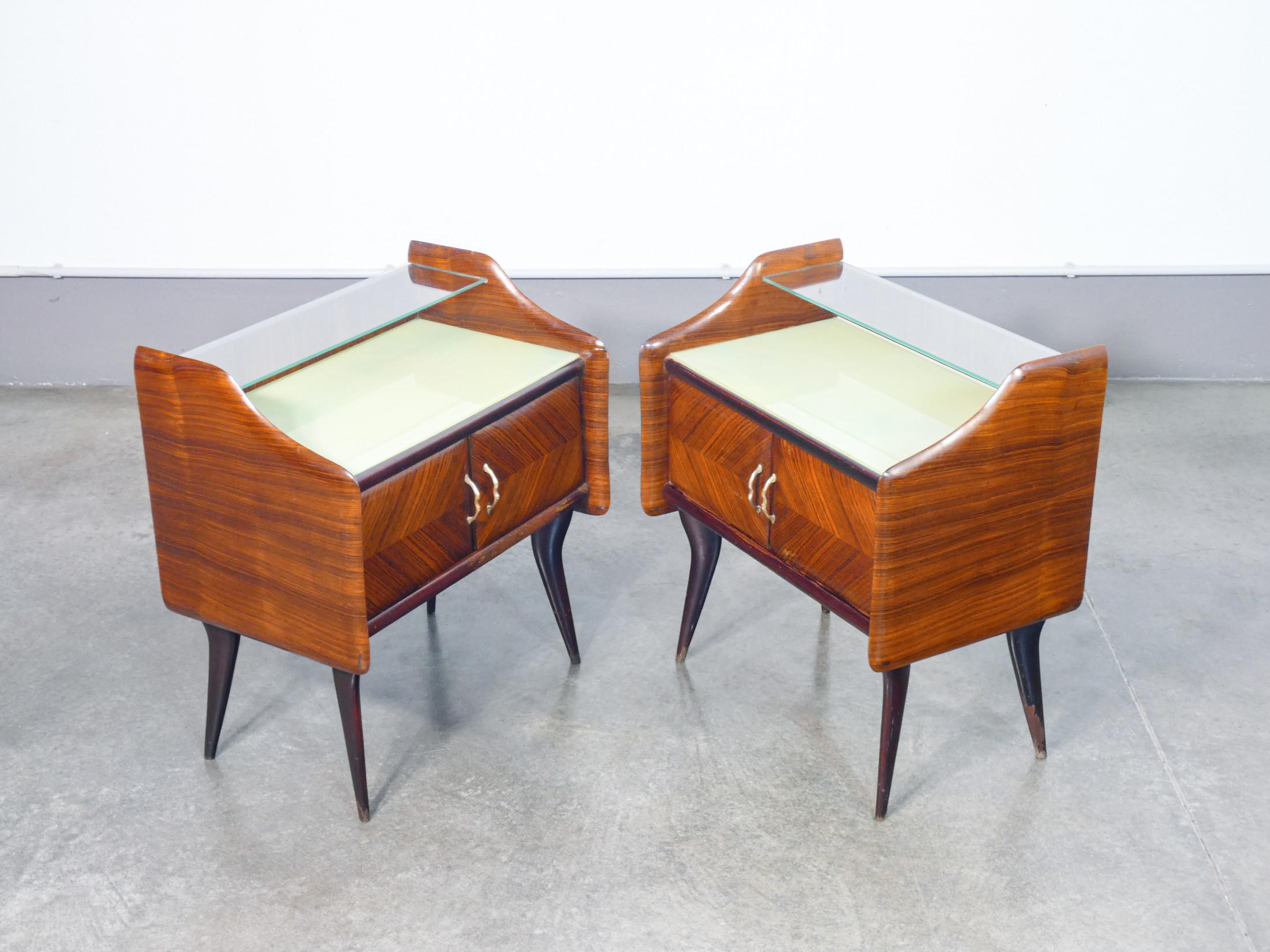 Coppia di comodini in legno e vetro. Design italiano degli anni 40 in vendita 2