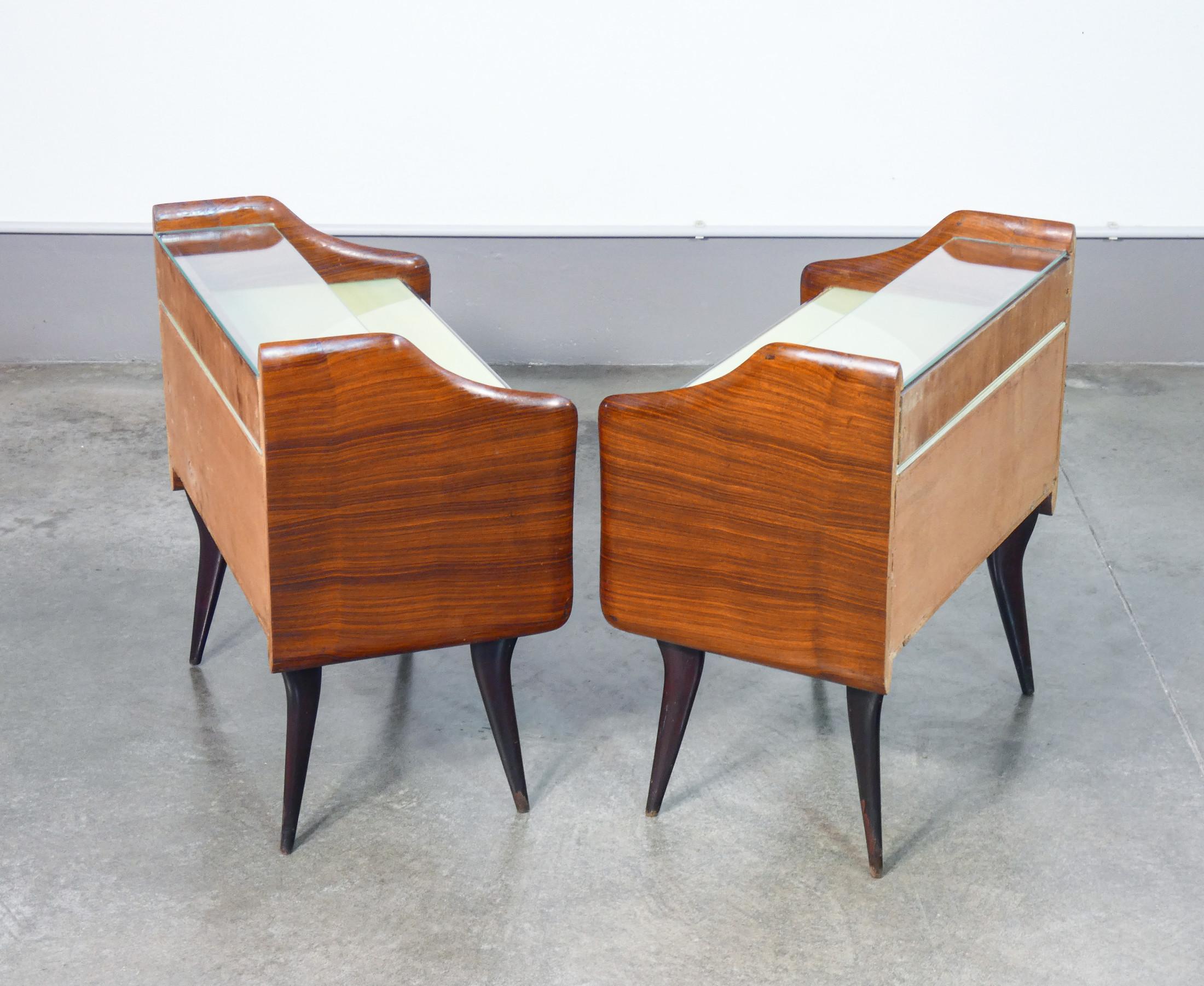 Coppia di comodini in legno e vetro. Design italiano degli anni 40 in vendita 3