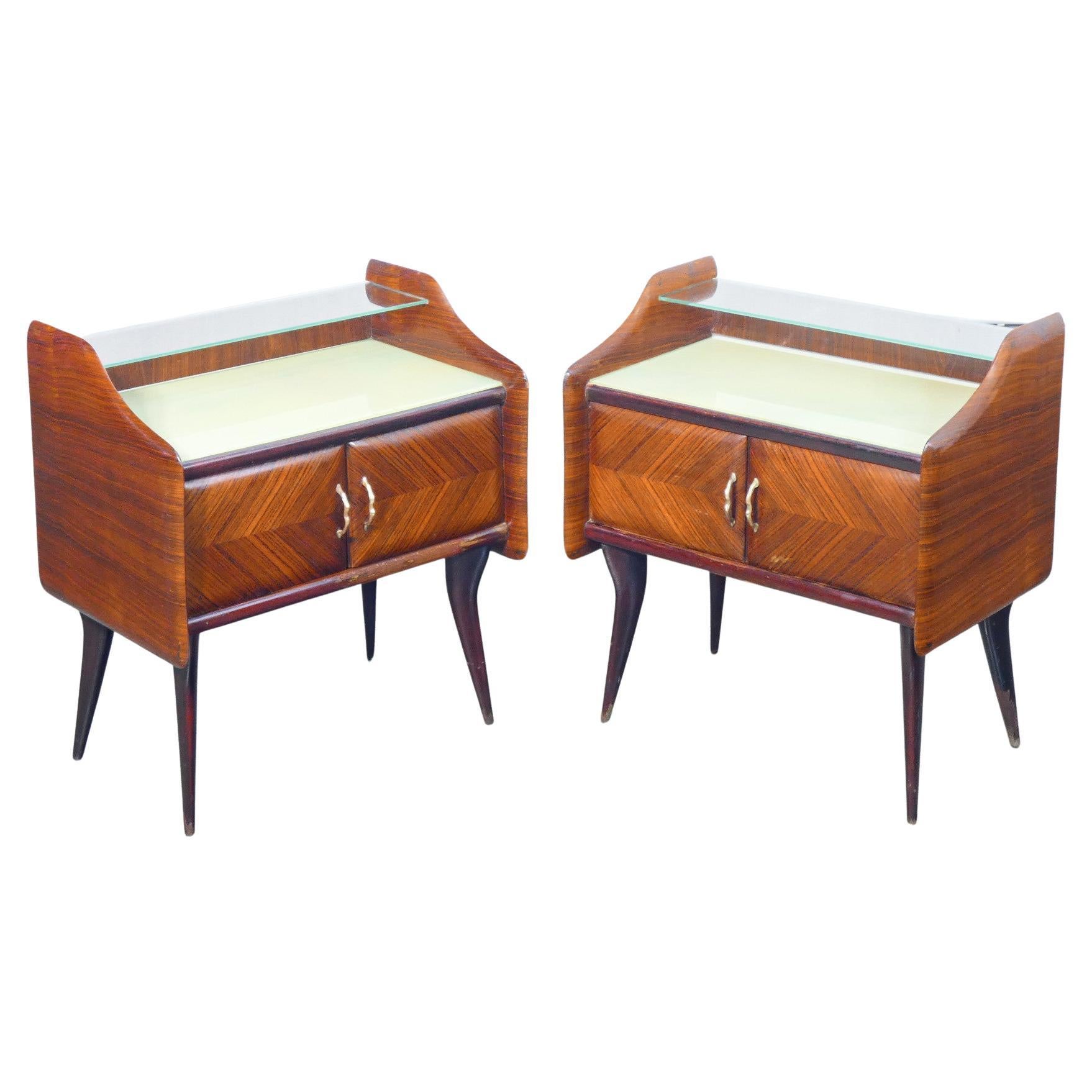 Coppia di comodini in legno e vetro. Design italiano degli anni 40 in vendita