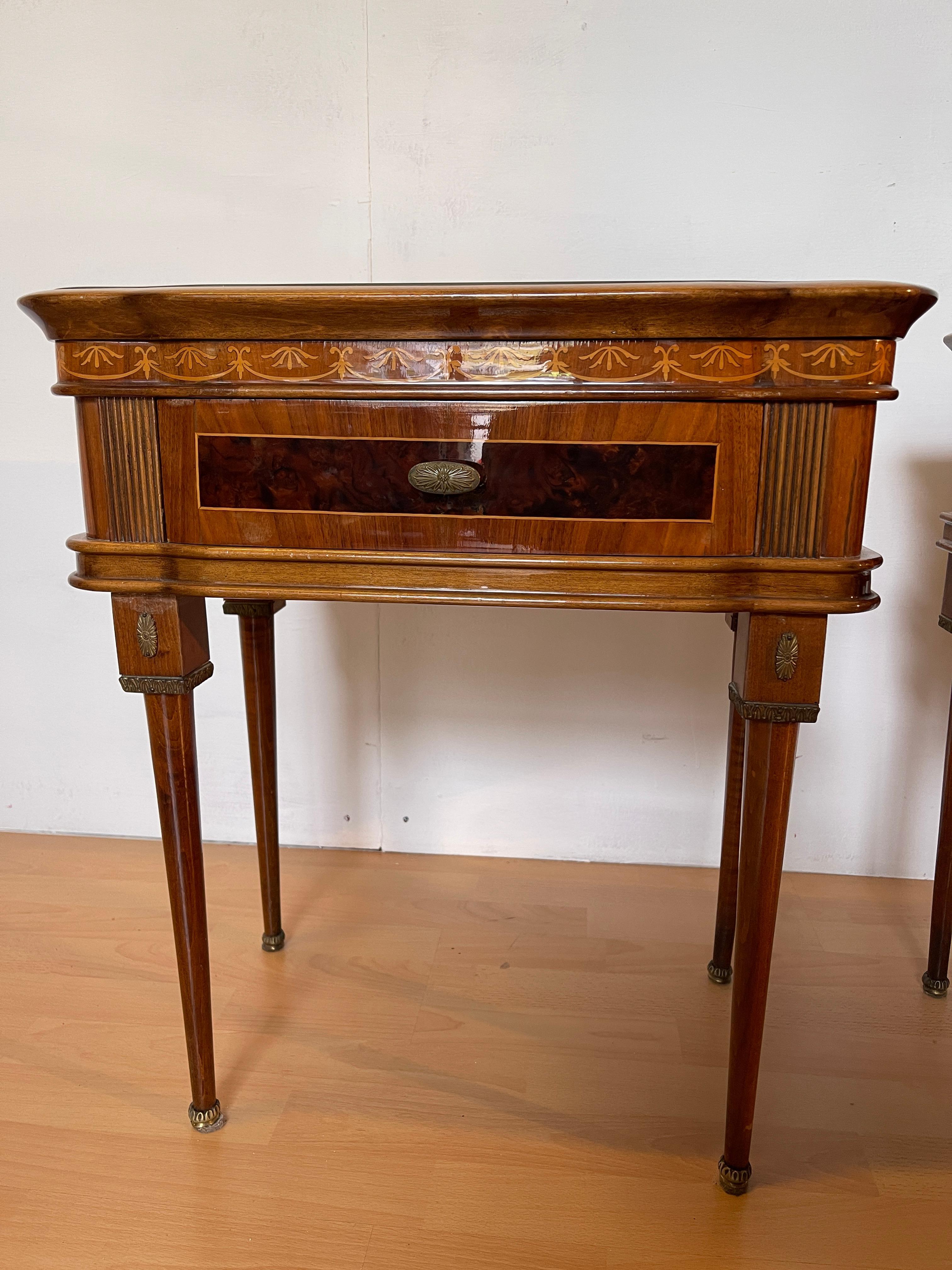 Coppia di comodini in legno intarsiato stile italiano anni '50 in vendita 3